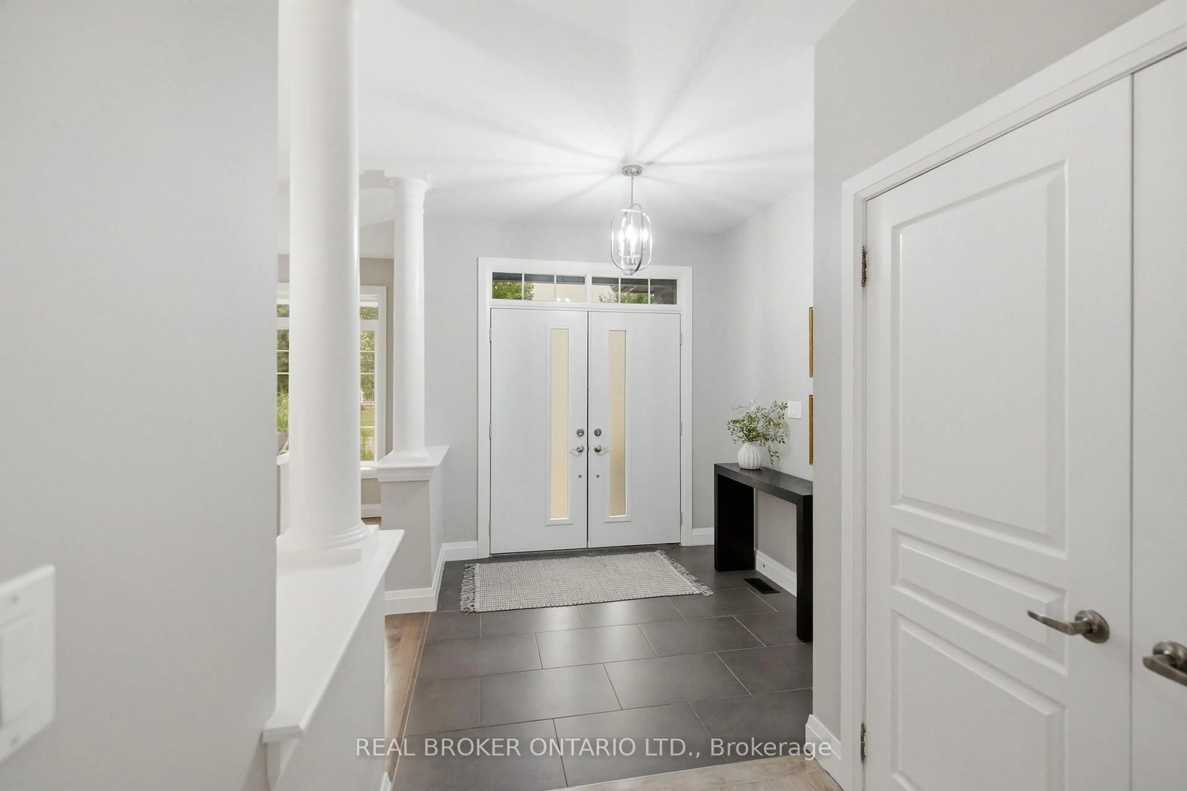 Indoor entryway for 126 Second Ave, Uxbridge Ontario L9P 2A2