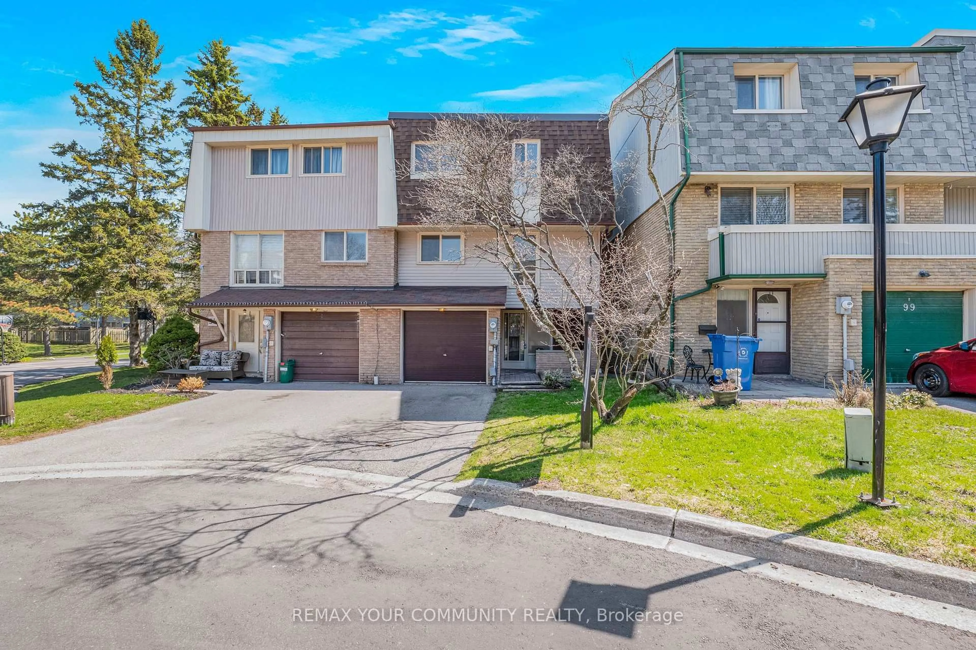 A pic from outside/outdoor area/front of a property/back of a property/a pic from drone, street for 97 Poplar Cres, Aurora Ontario L4G 3M4