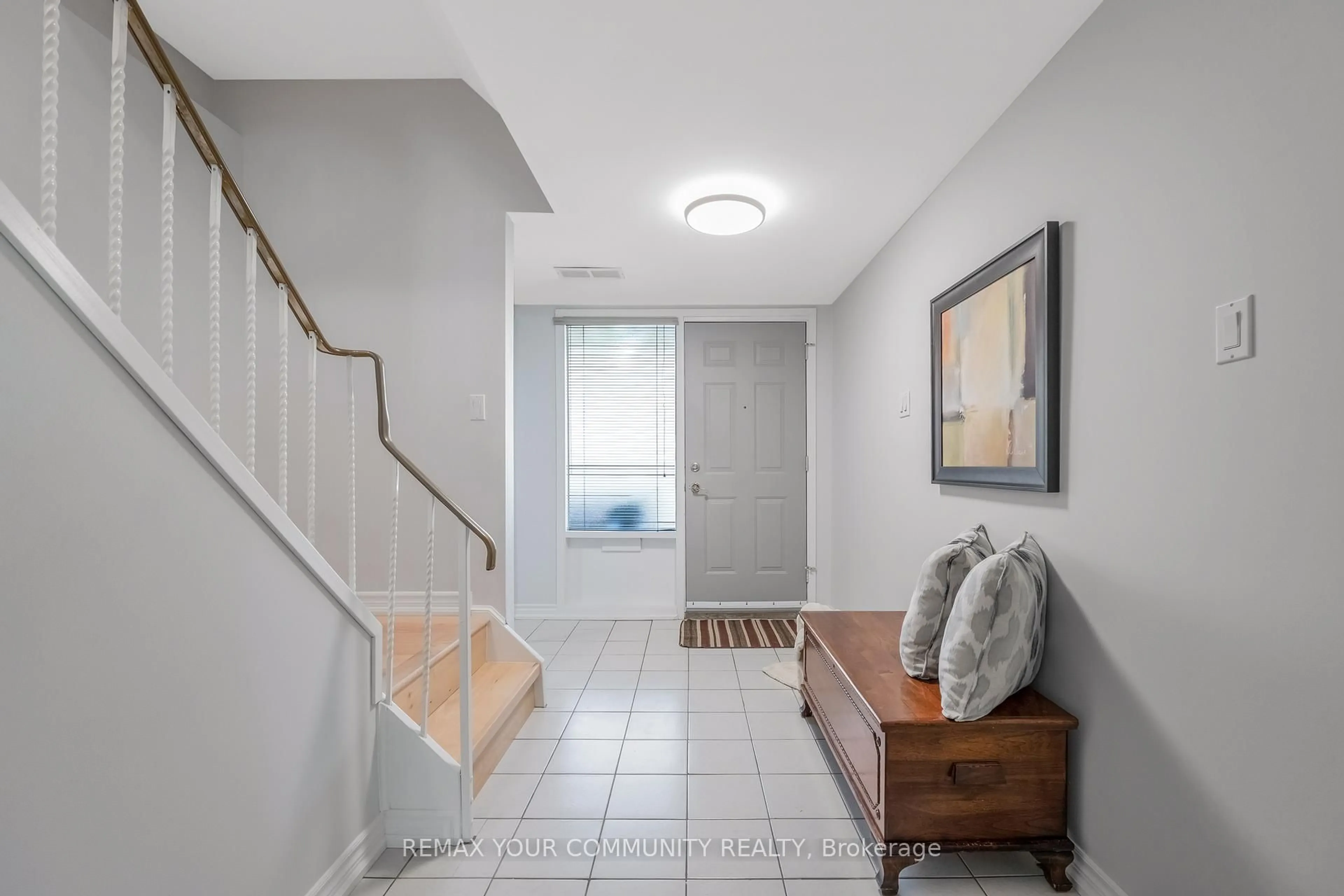 Indoor entryway for 97 Poplar Cres, Aurora Ontario L4G 3M4