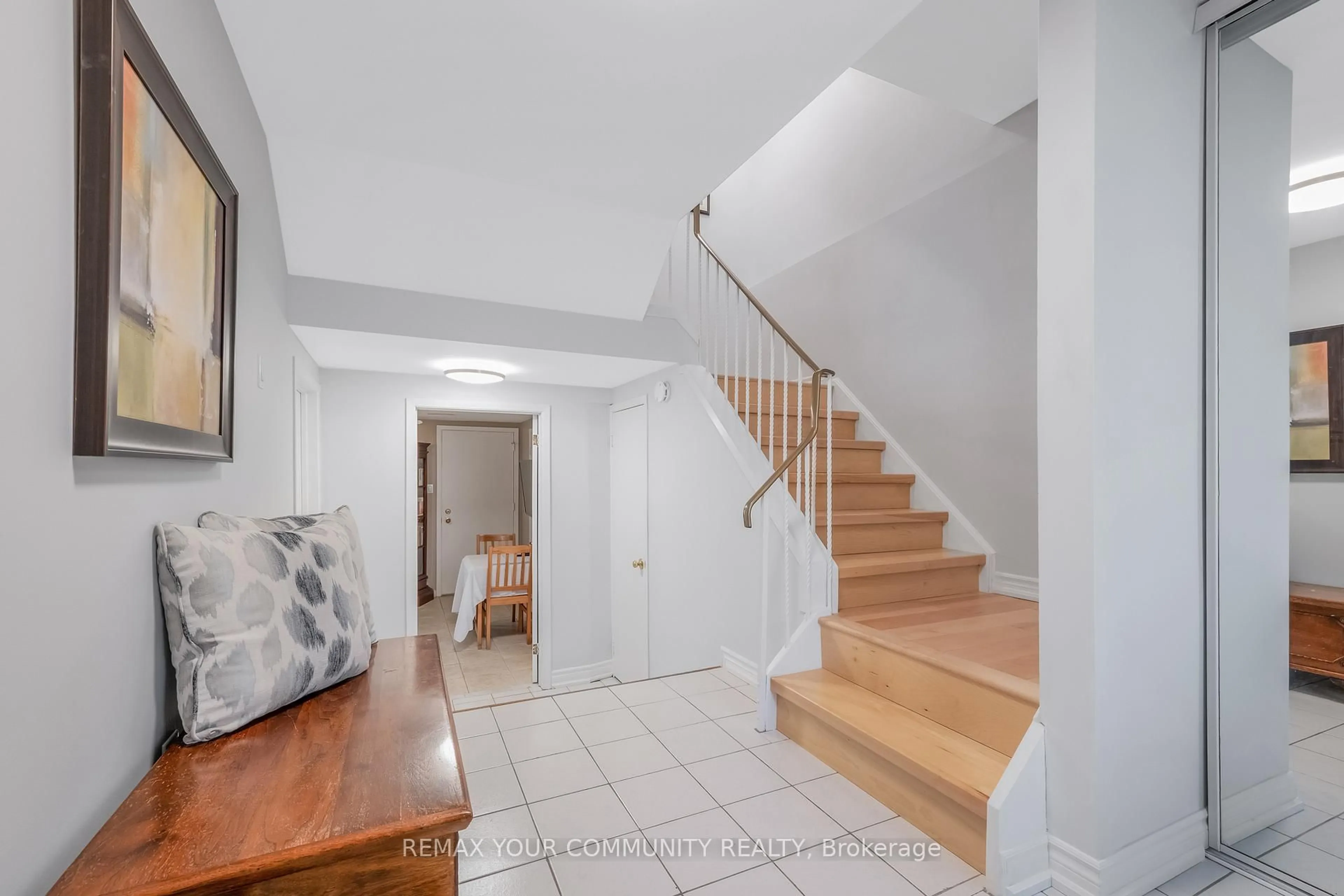 Indoor foyer for 97 Poplar Cres, Aurora Ontario L4G 3M4