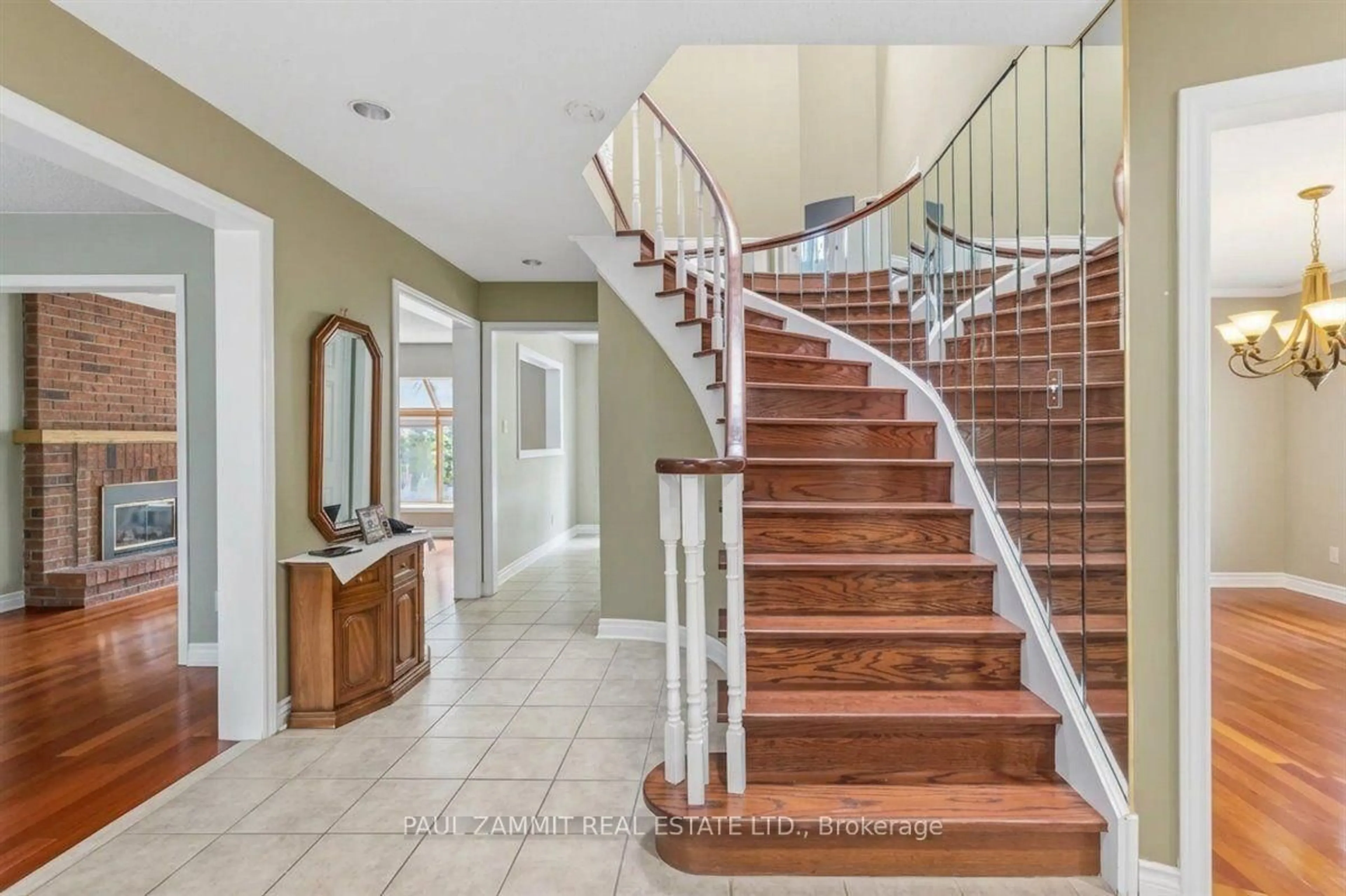Indoor entryway for 180 Lyndhurst Dr, Markham Ontario L3T 6T6