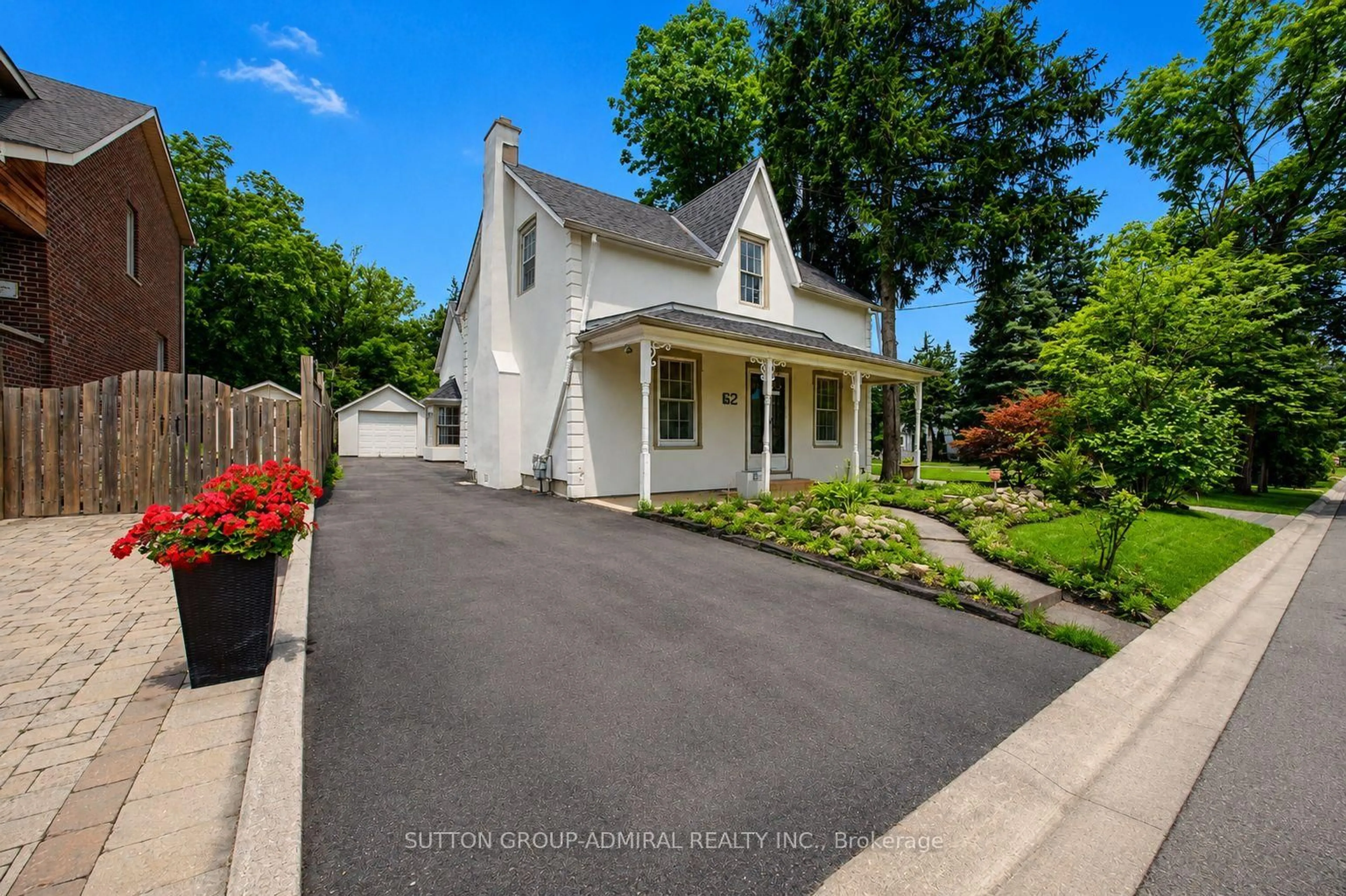 A pic from outside/outdoor area/front of a property/back of a property/a pic from drone, street for 62 Centre St, Richmond Hill Ontario L4C 3P7