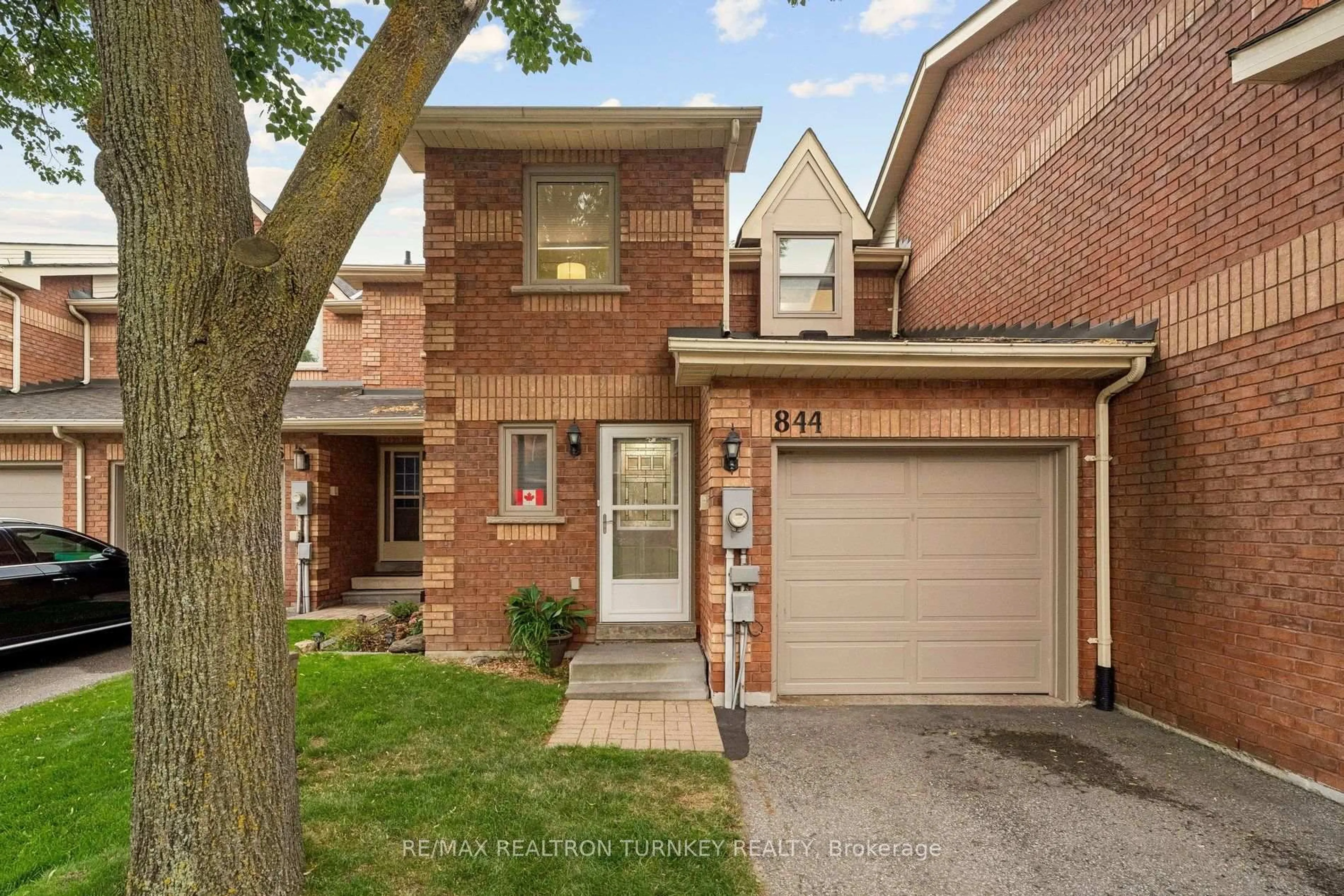Home with brick exterior material, street for 844 Playter Cres, Newmarket Ontario L3X 1W8
