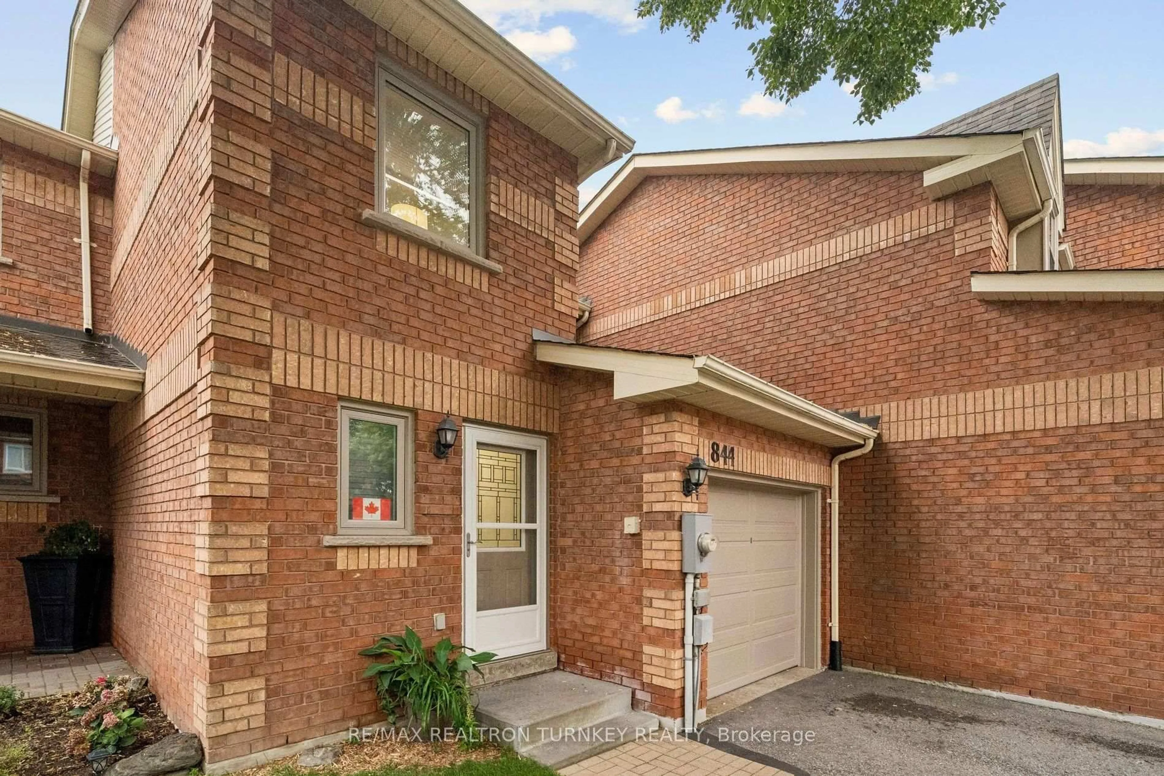 Home with brick exterior material, street for 844 Playter Cres, Newmarket Ontario L3X 1W8