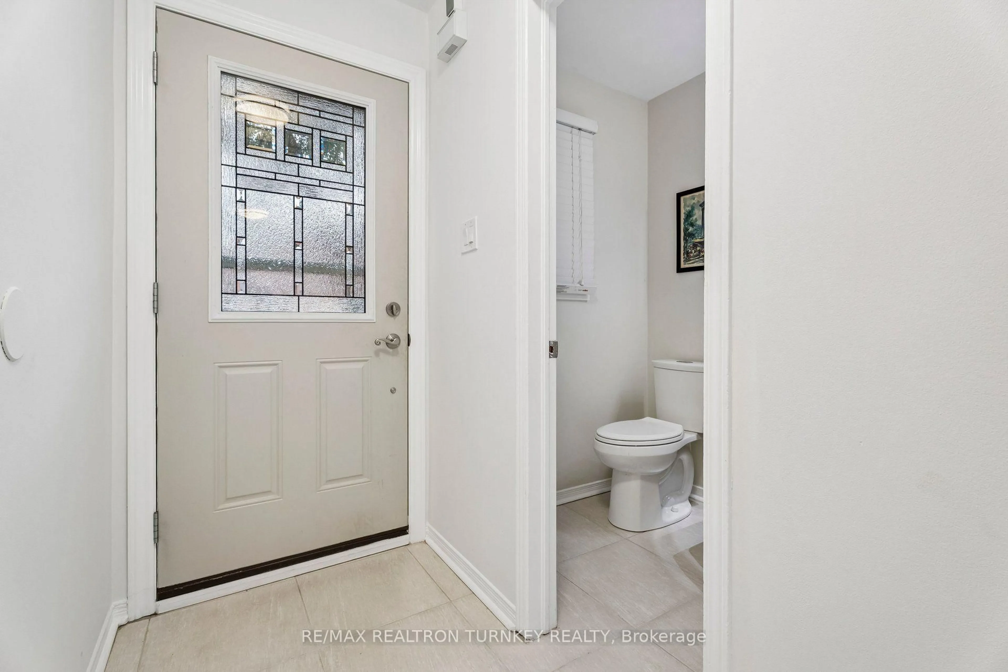 Indoor entryway for 844 Playter Cres, Newmarket Ontario L3X 1W8