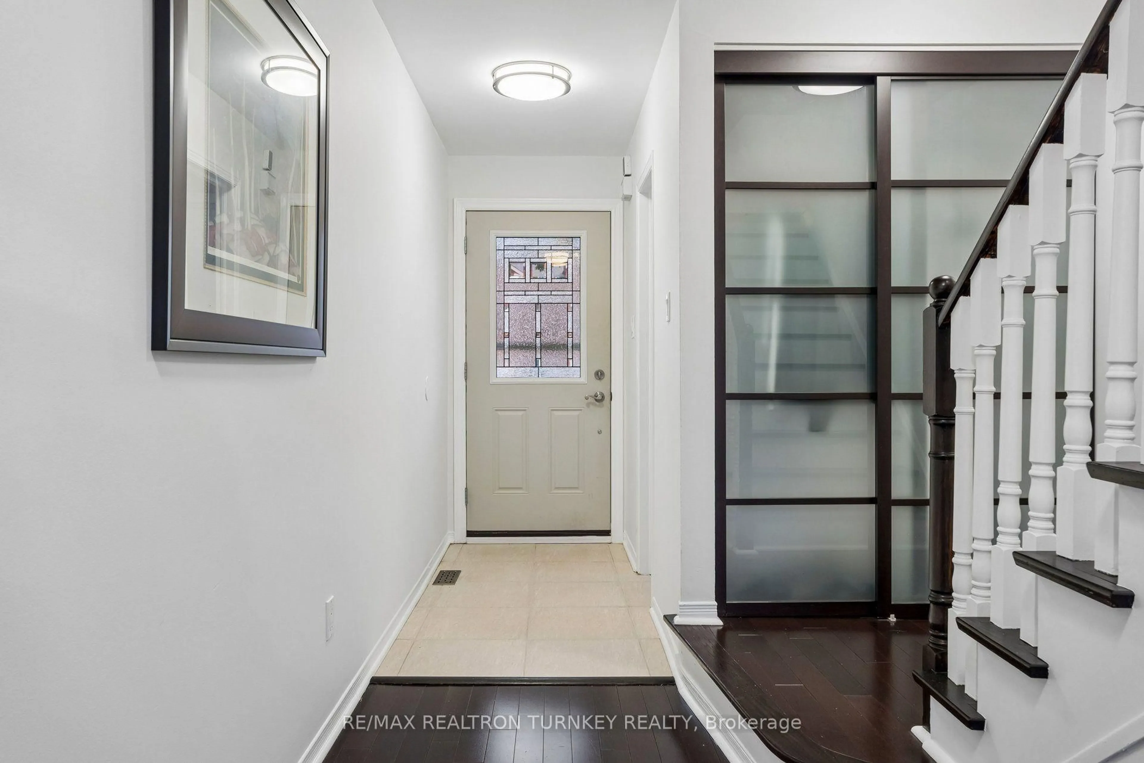 Indoor entryway for 844 Playter Cres, Newmarket Ontario L3X 1W8