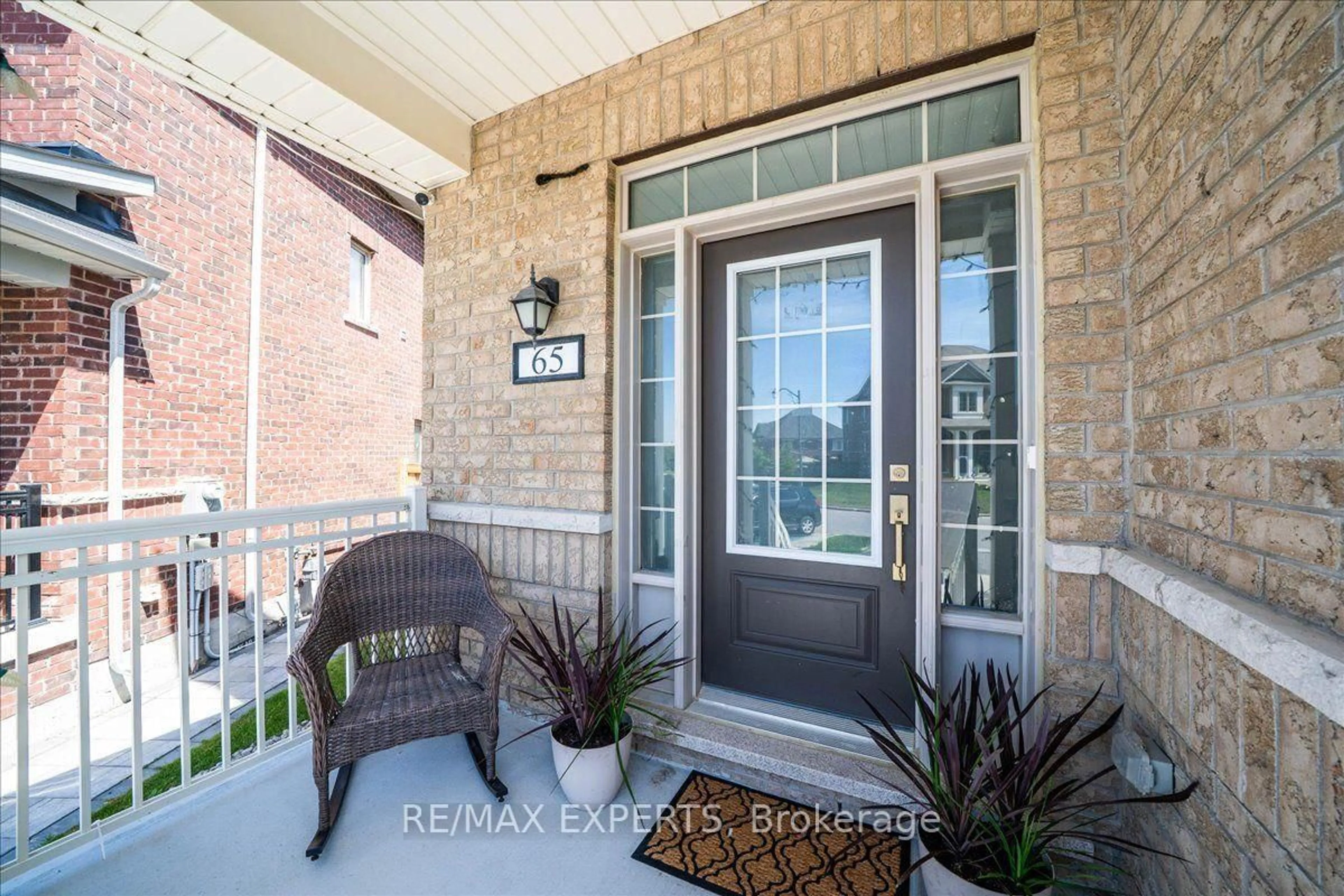Indoor entryway for 65 Casserley Cres, New Tecumseth Ontario L0G 1W0
