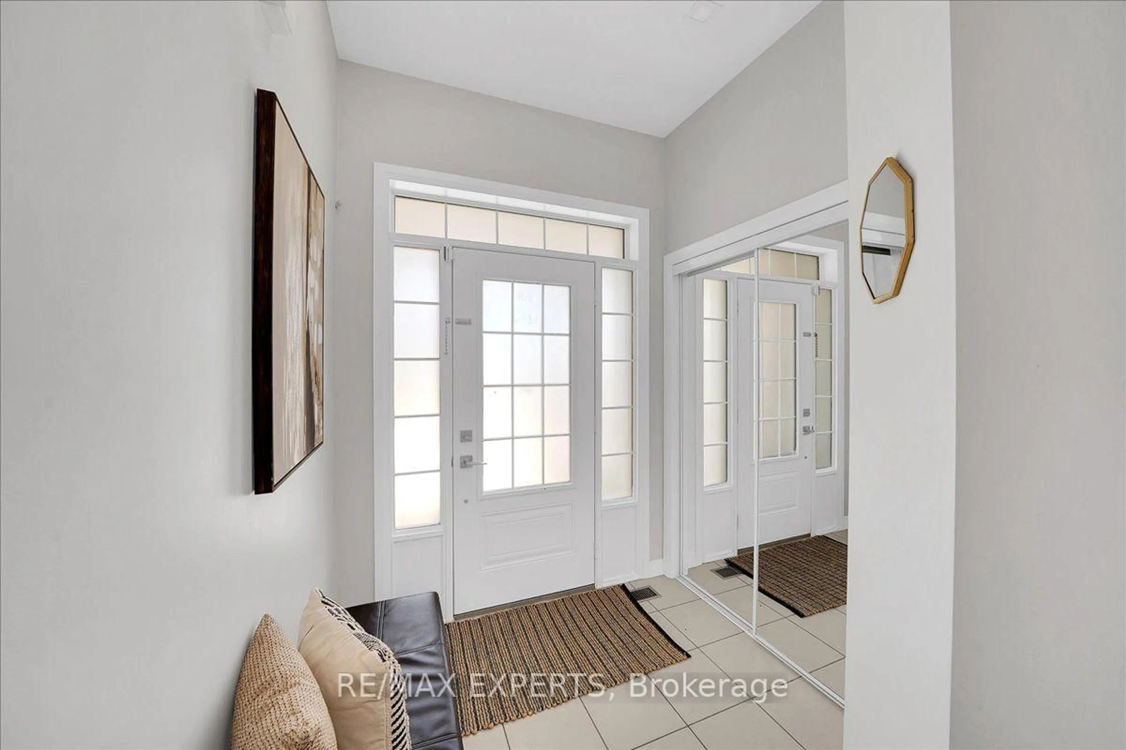 Indoor entryway for 65 Casserley Cres, New Tecumseth Ontario L0G 1W0