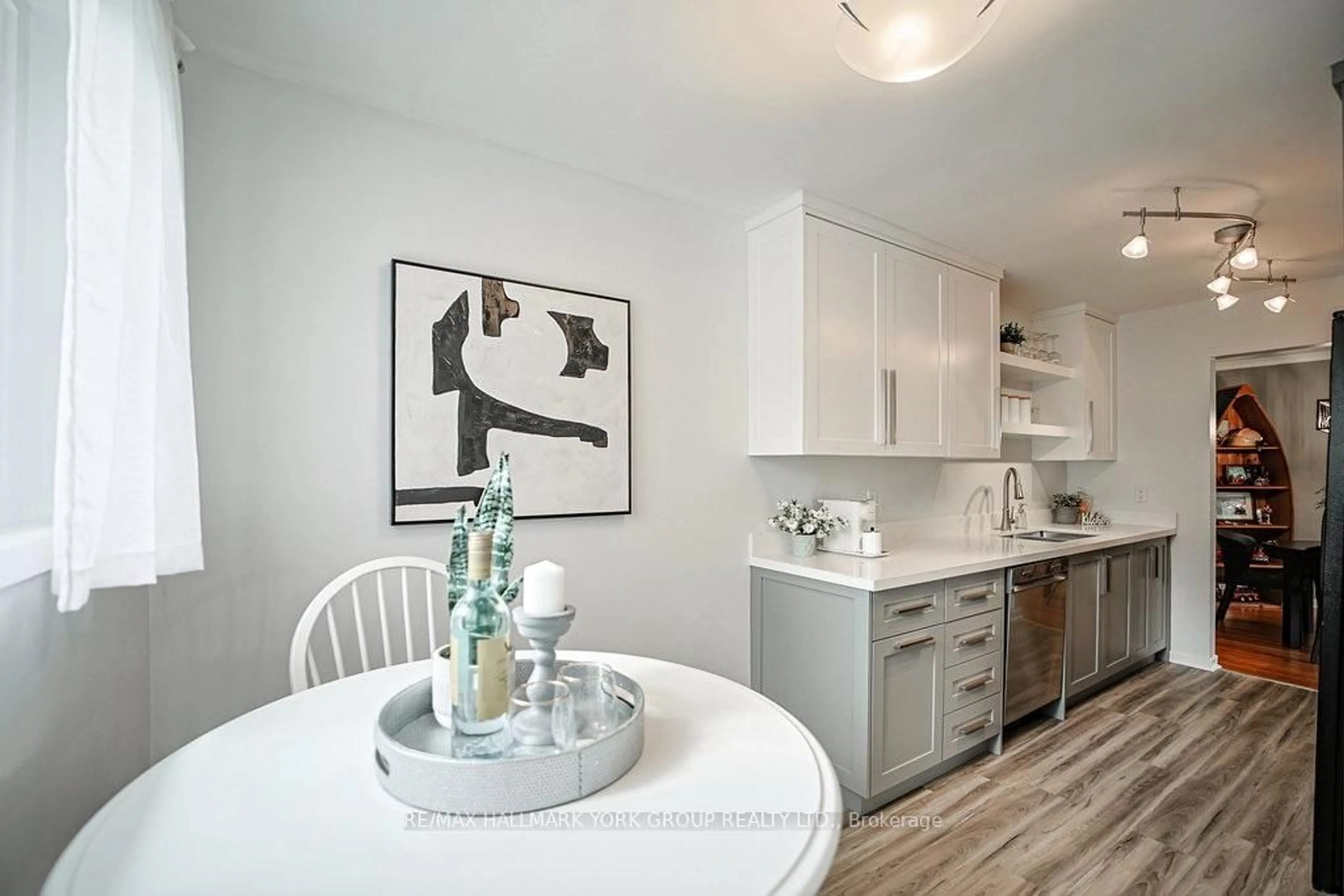 Open concept kitchen, unknown for 689 Sunnypoint Dr, Newmarket Ontario L3Y 2Z7