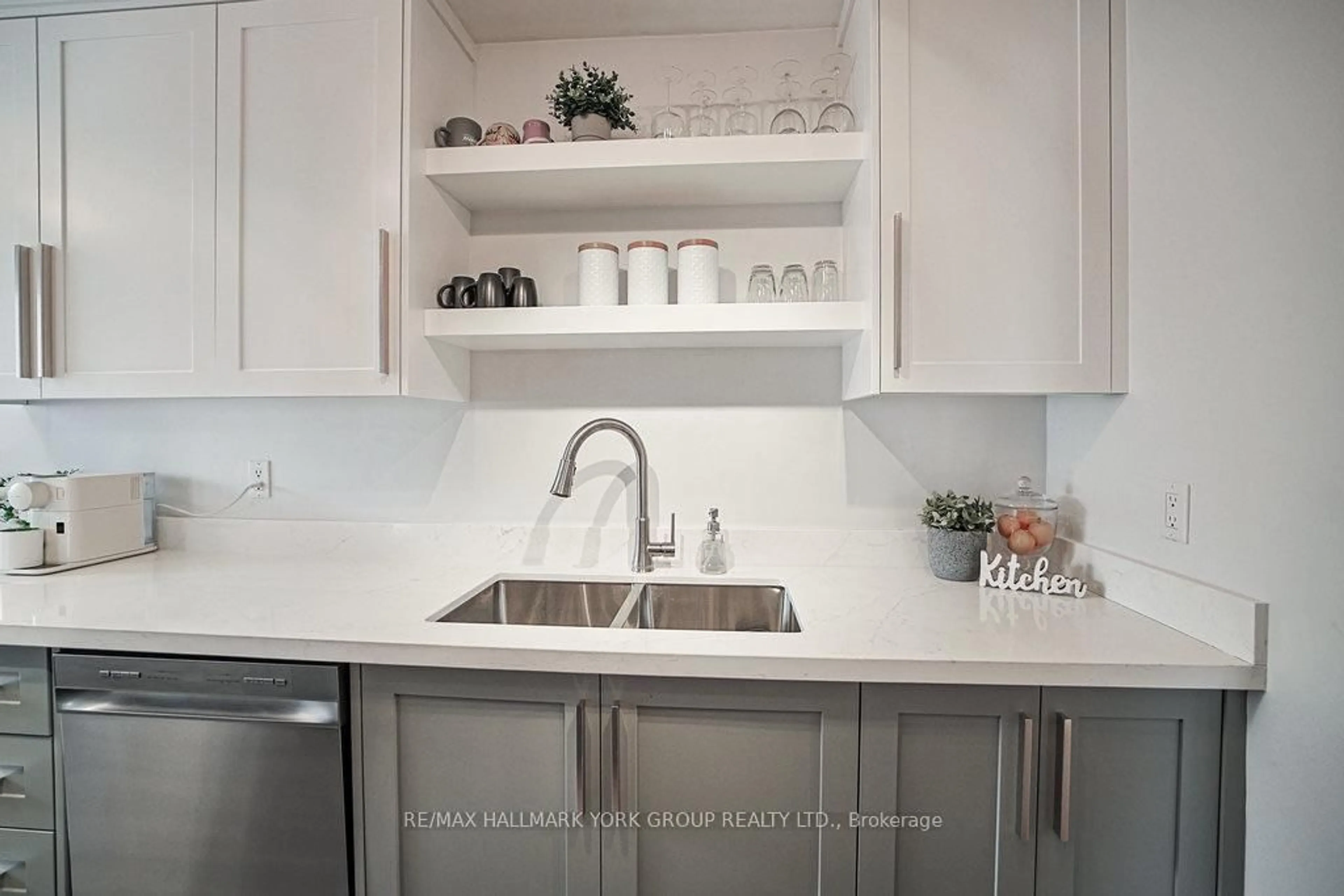Contemporary kitchen, ceramic/tile floor for 689 Sunnypoint Dr, Newmarket Ontario L3Y 2Z7