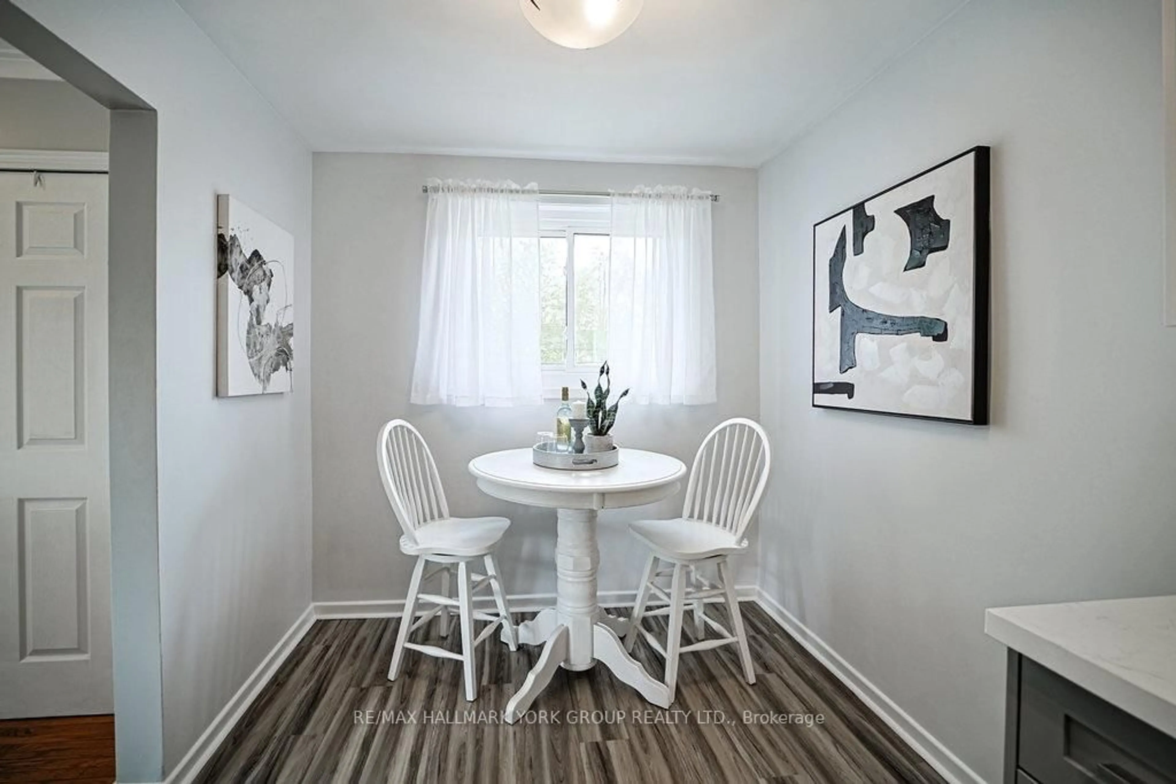 Dining room, wood/laminate floor for 689 Sunnypoint Dr, Newmarket Ontario L3Y 2Z7