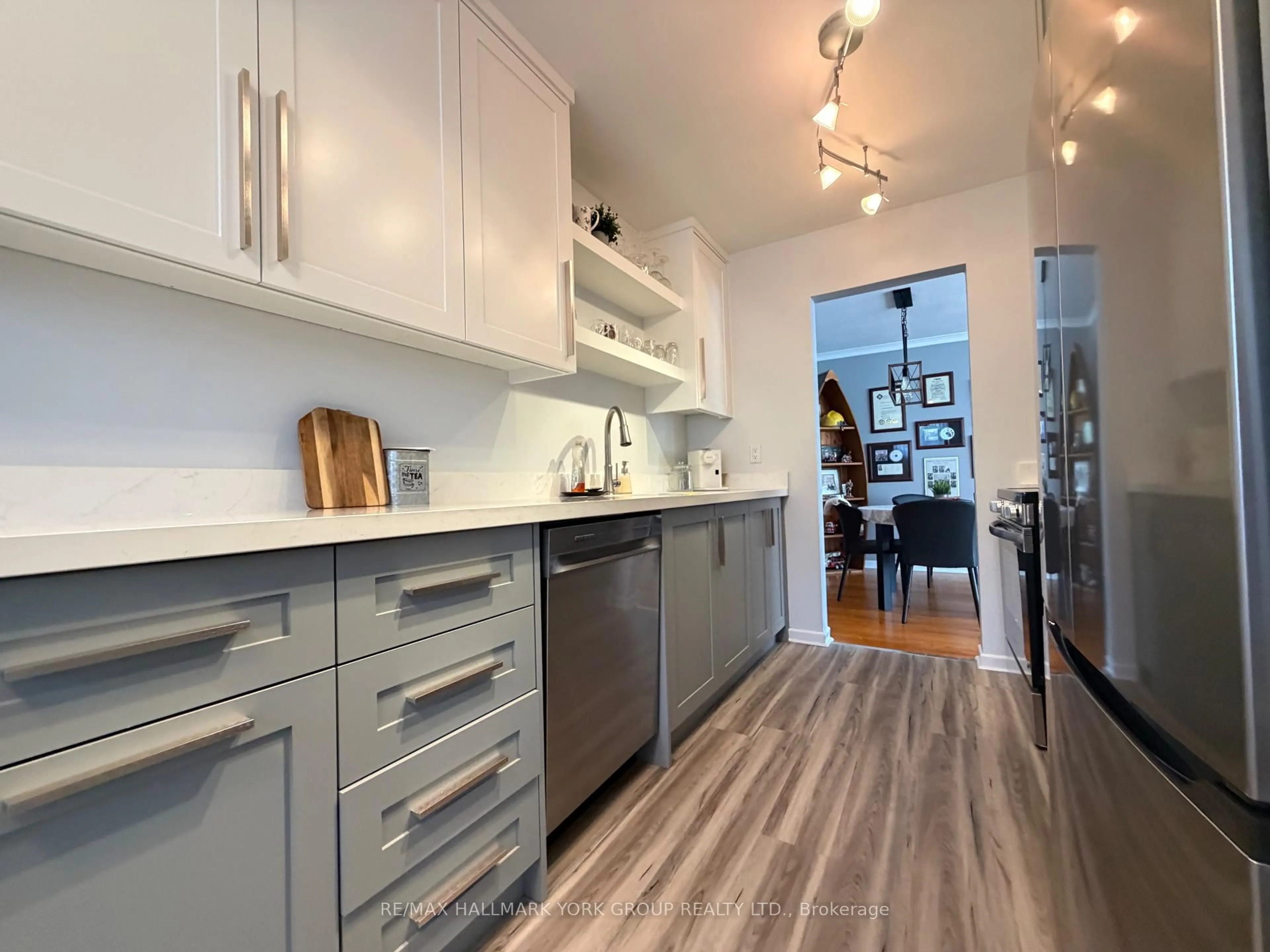 Open concept kitchen, unknown for 689 Sunnypoint Dr, Newmarket Ontario L3Y 2Z7