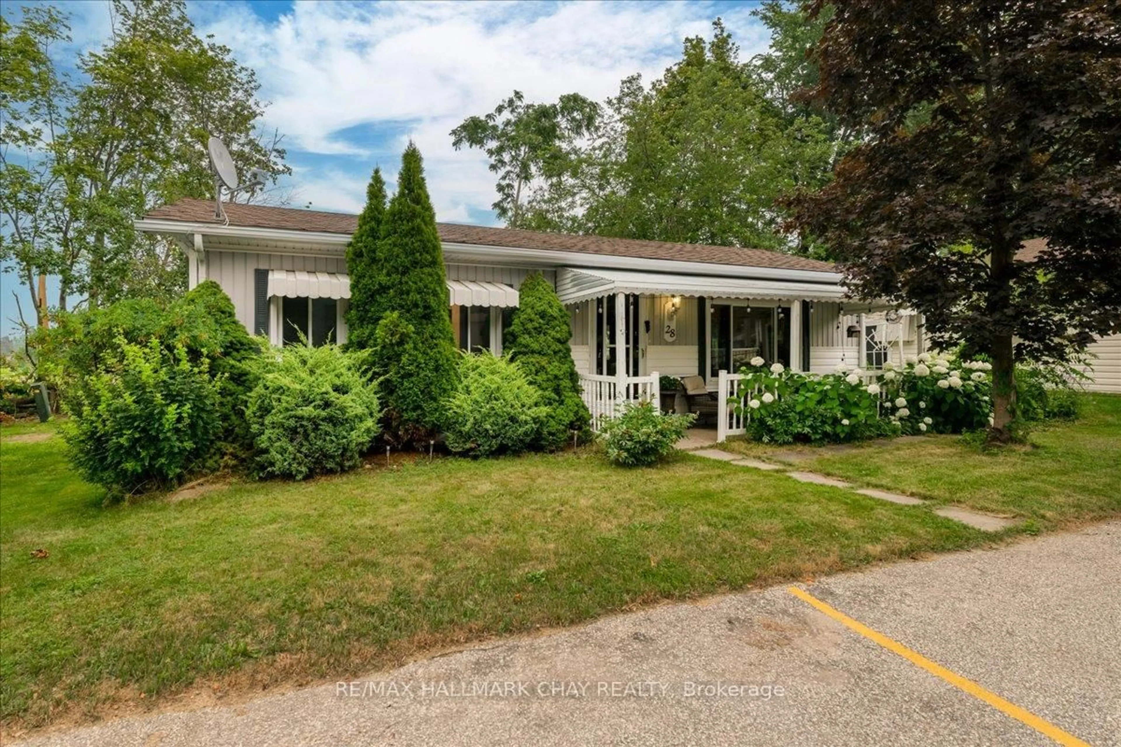 Home with vinyl exterior material, street for 28 Flora Crt, Innisfil Ontario L9S 1R4