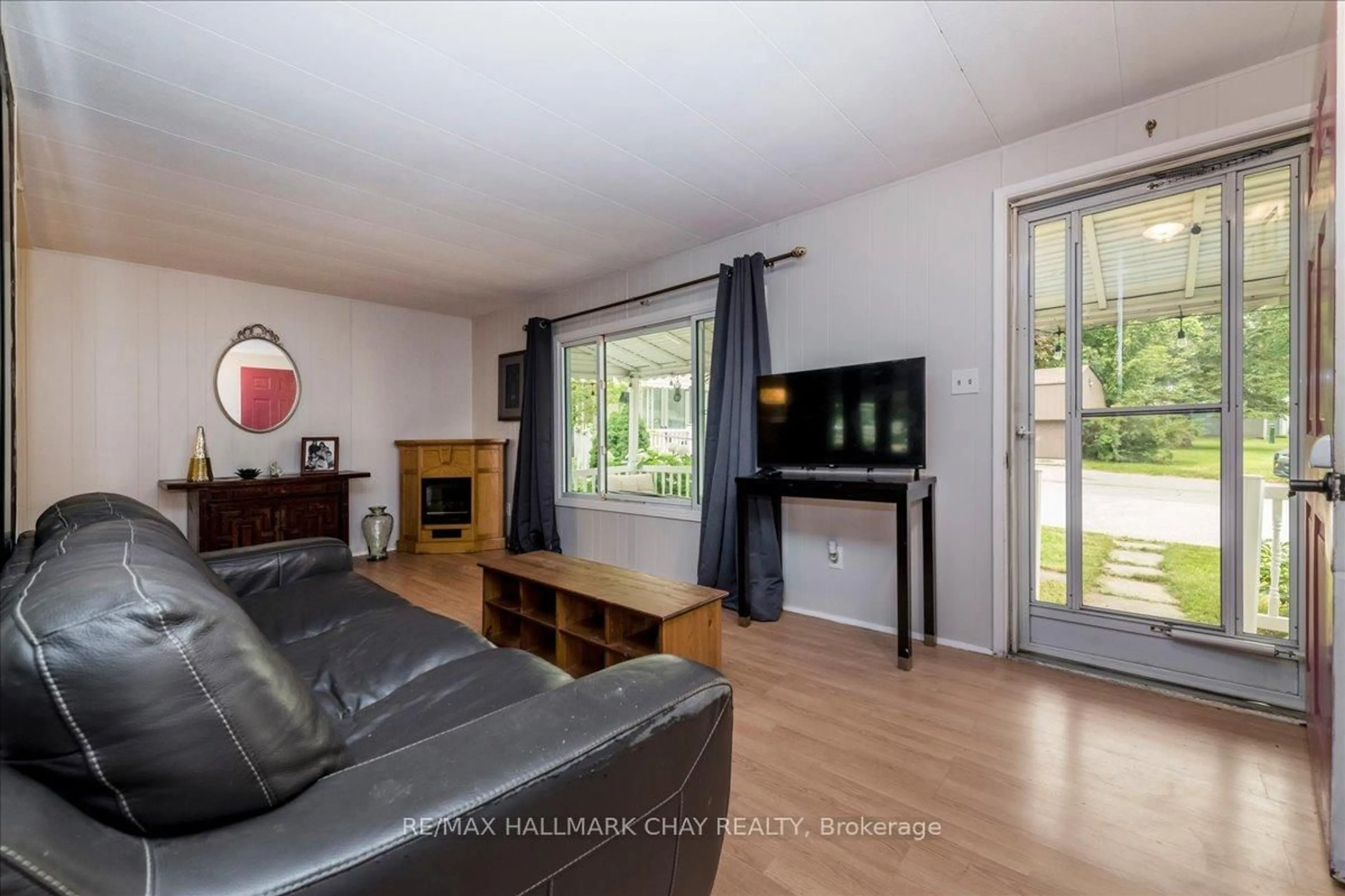 Living room with furniture, wood/laminate floor for 28 Flora Crt, Innisfil Ontario L9S 1R4