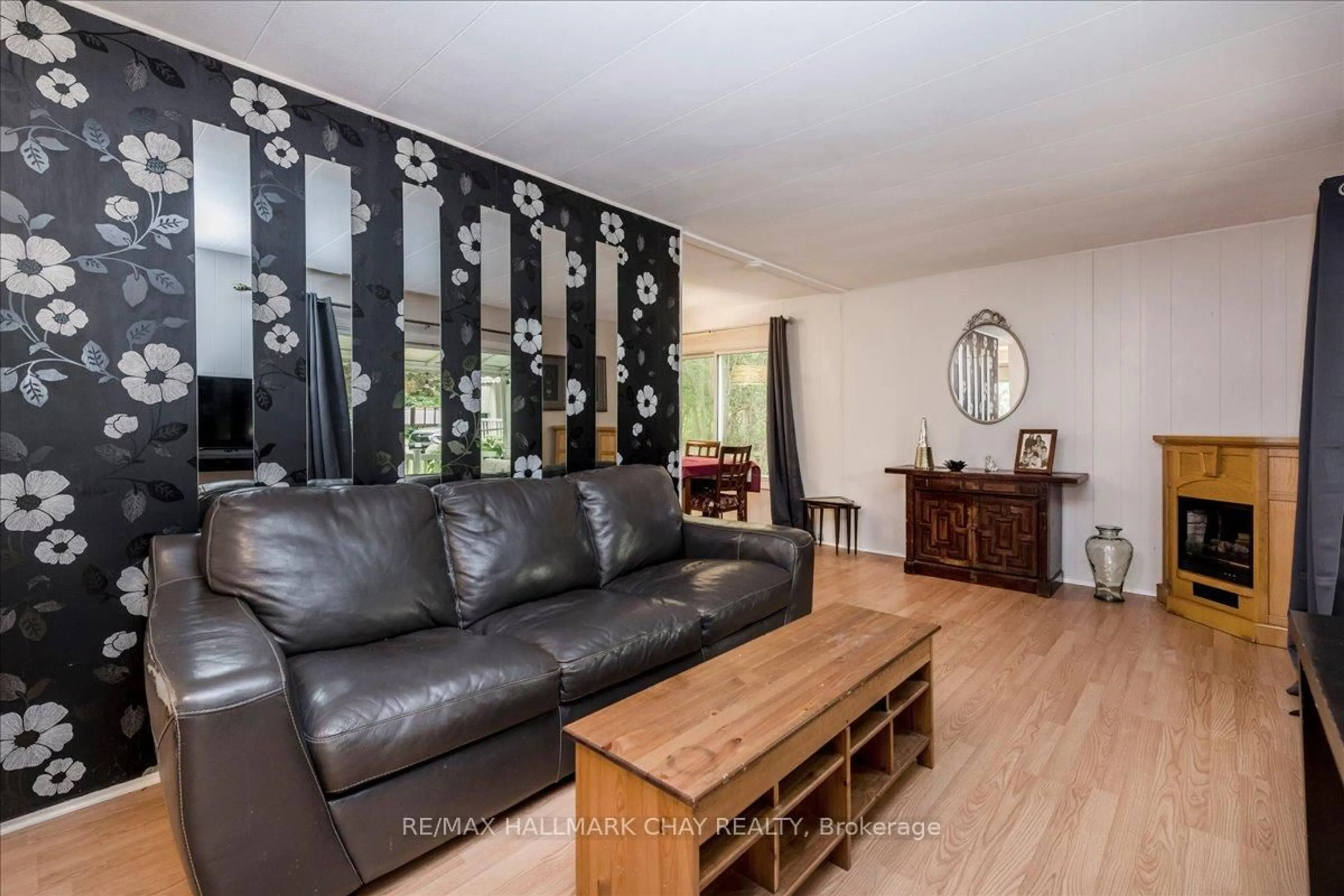 Living room with furniture, wood/laminate floor for 28 Flora Crt, Innisfil Ontario L9S 1R4