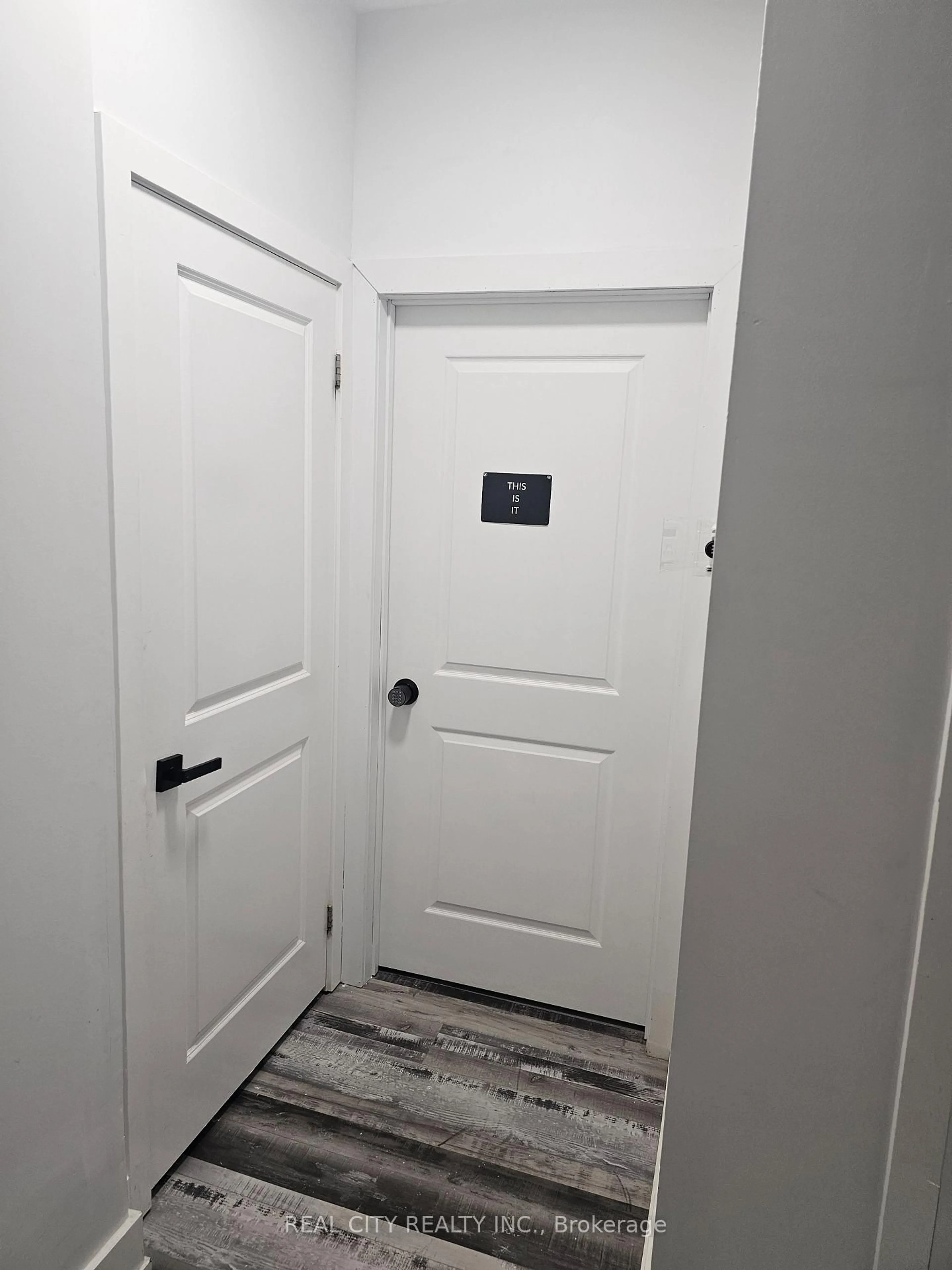 Indoor entryway for 135 Farooq Blvd, Vaughan Ontario L4L 1A6