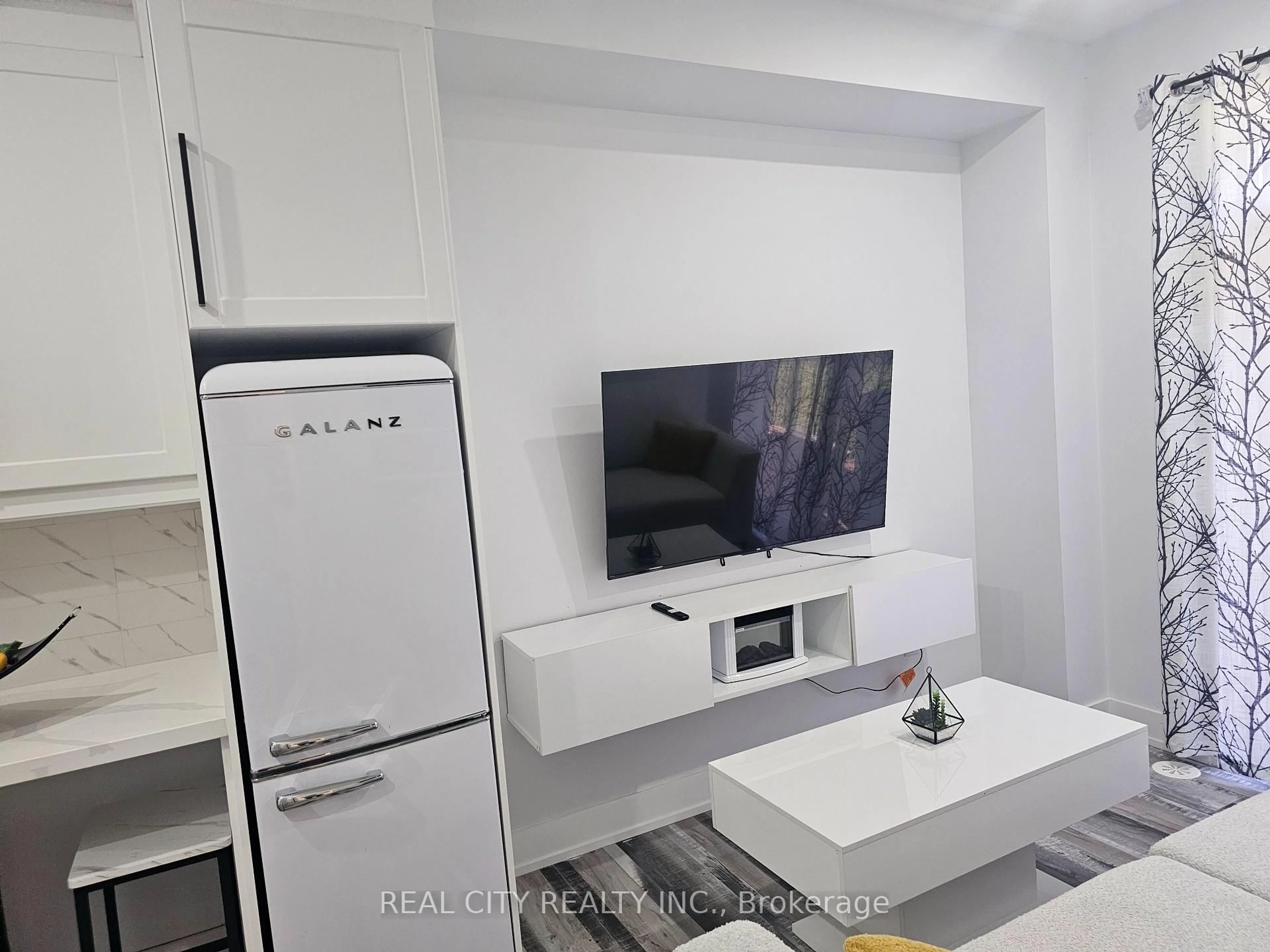 Standard kitchen, unknown for 135 Farooq Blvd, Vaughan Ontario L4L 1A6