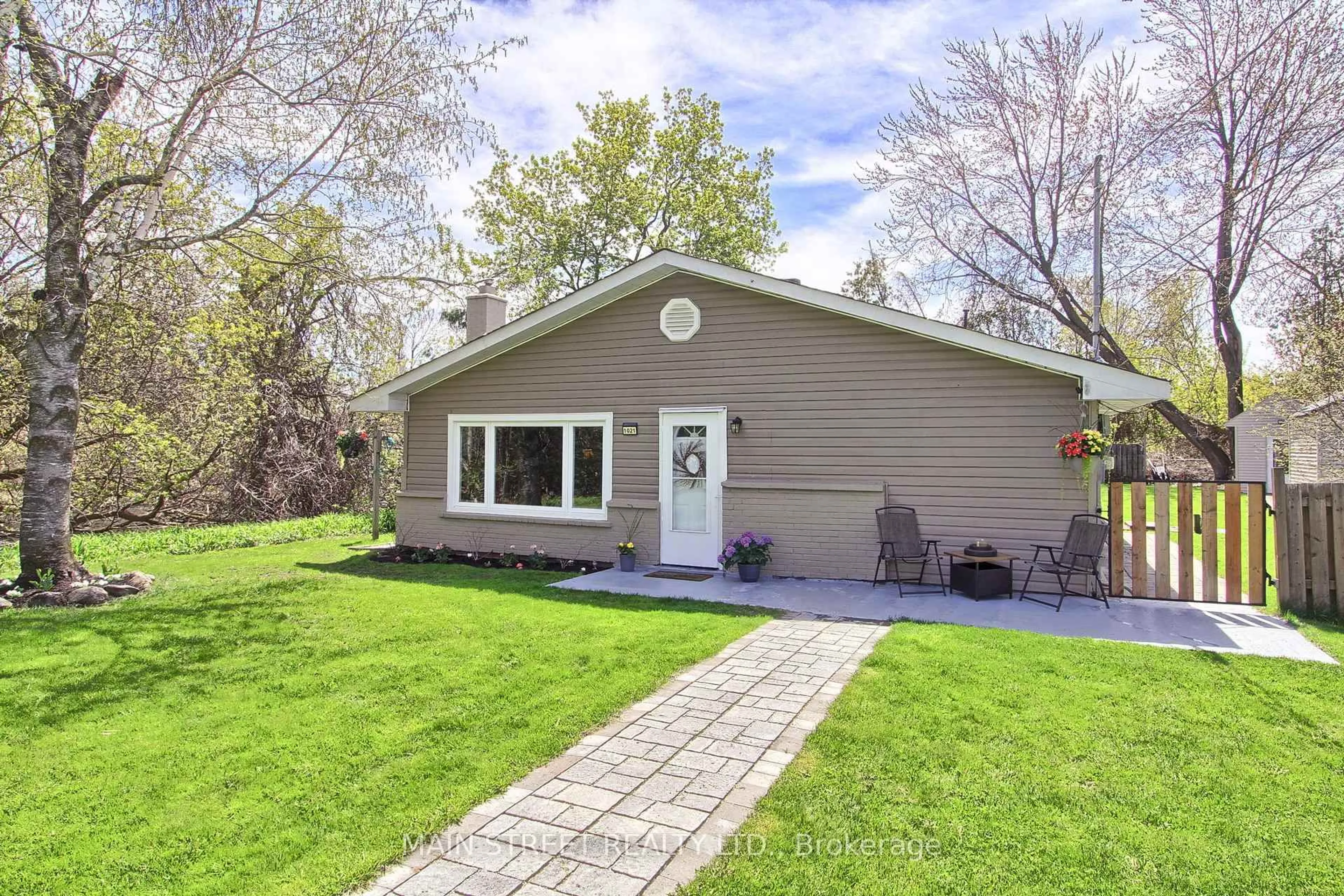 Home with vinyl exterior material, street for 1021 Goshen Rd, Innisfil Ontario L9S 2B5