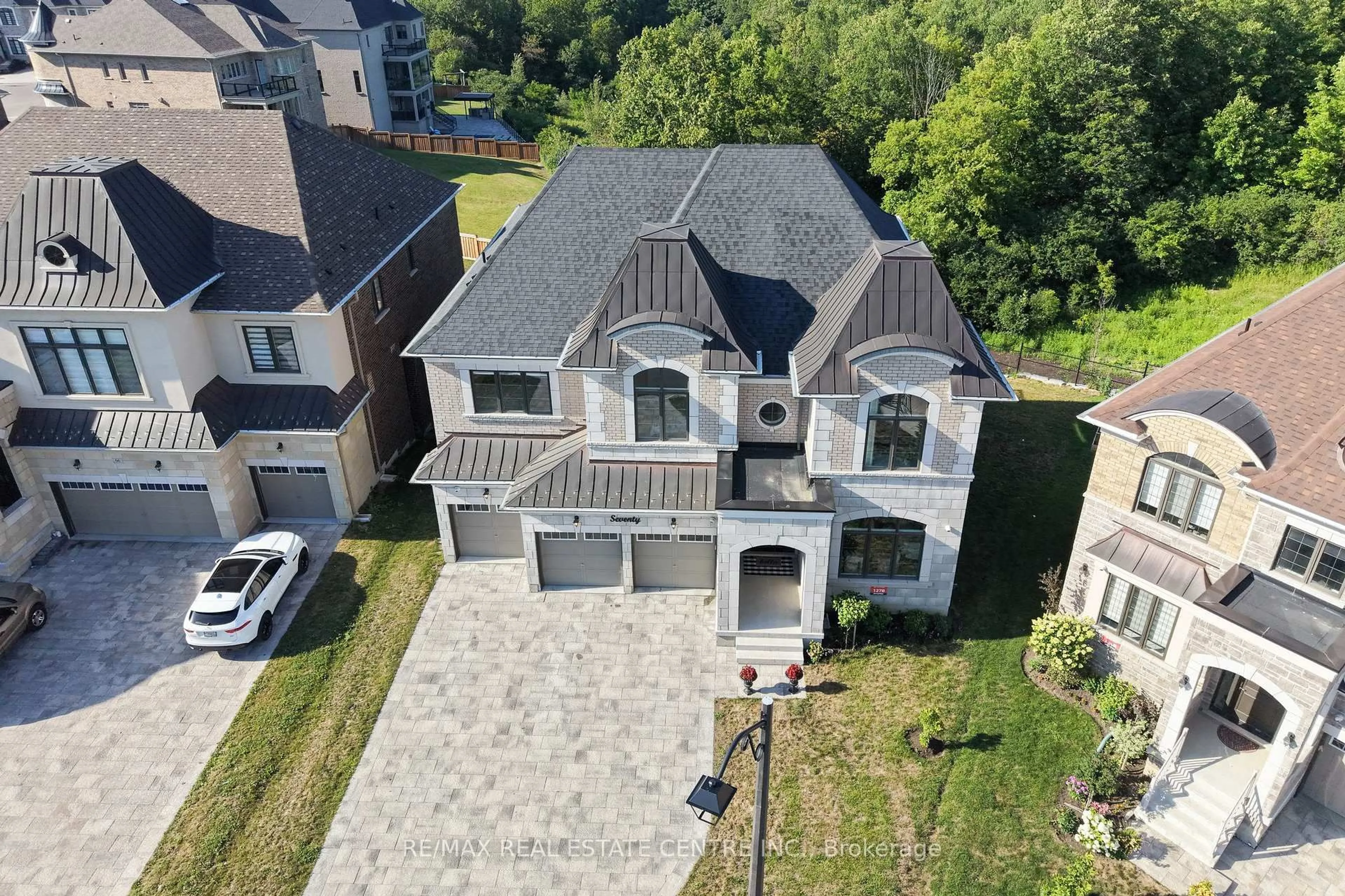 A pic from outside/outdoor area/front of a property/back of a property/a pic from drone, street for 70 Appleyard Ave, Vaughan Ontario L4H 4N3