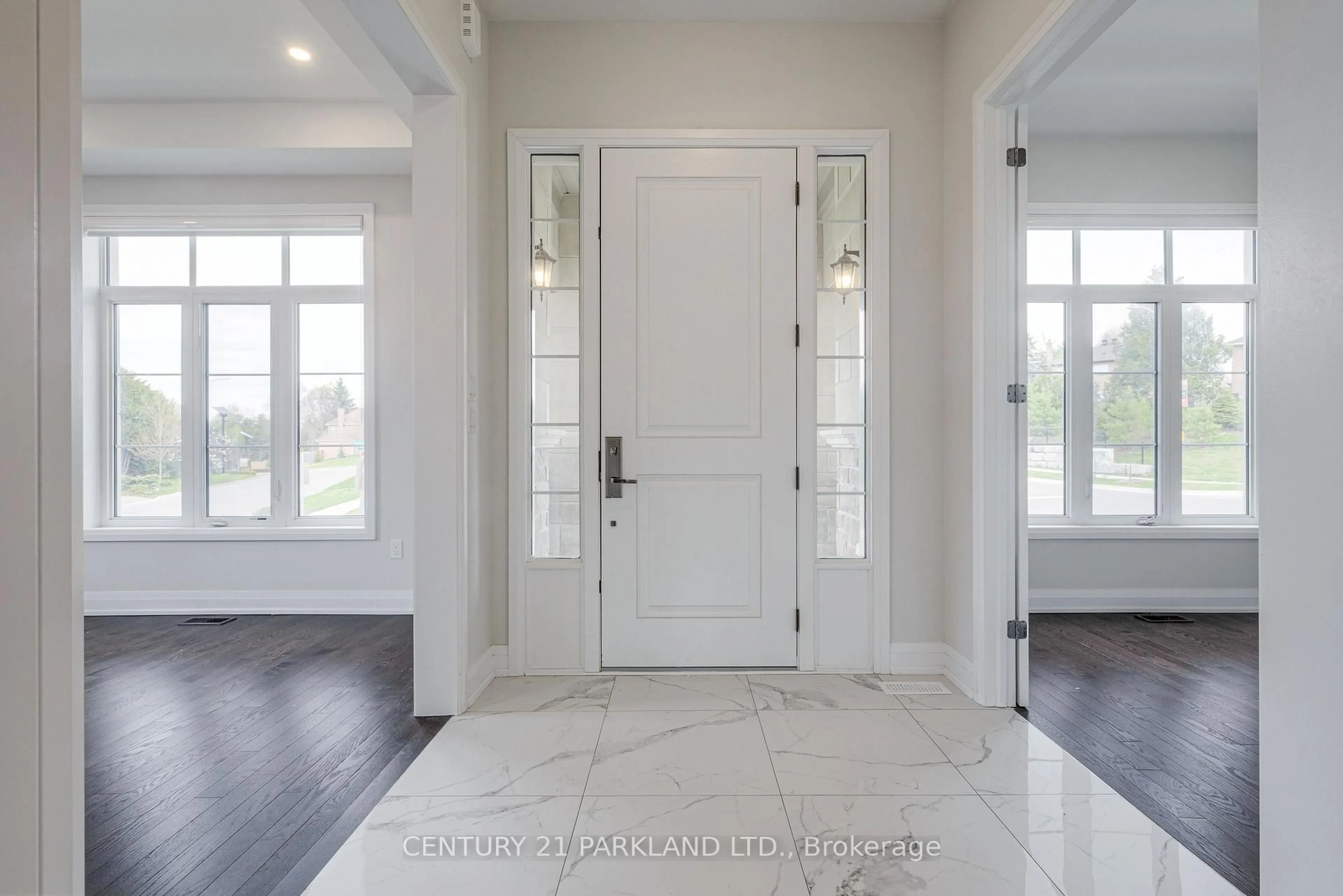 Indoor entryway for 6 Dennis Reed Crt, Aurora Ontario L4G 4A5