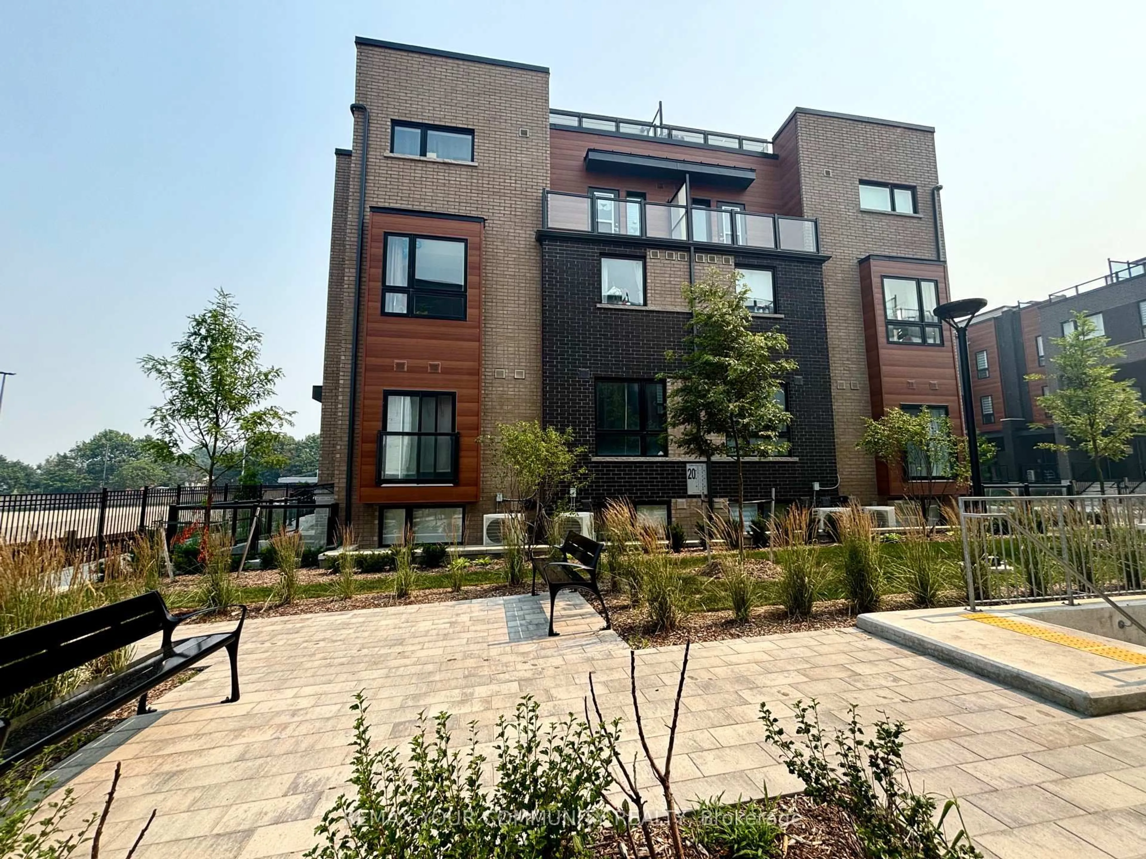 Unknown for 2-20 Lytham Green Circ #191, Newmarket Ontario L3Y 0H3