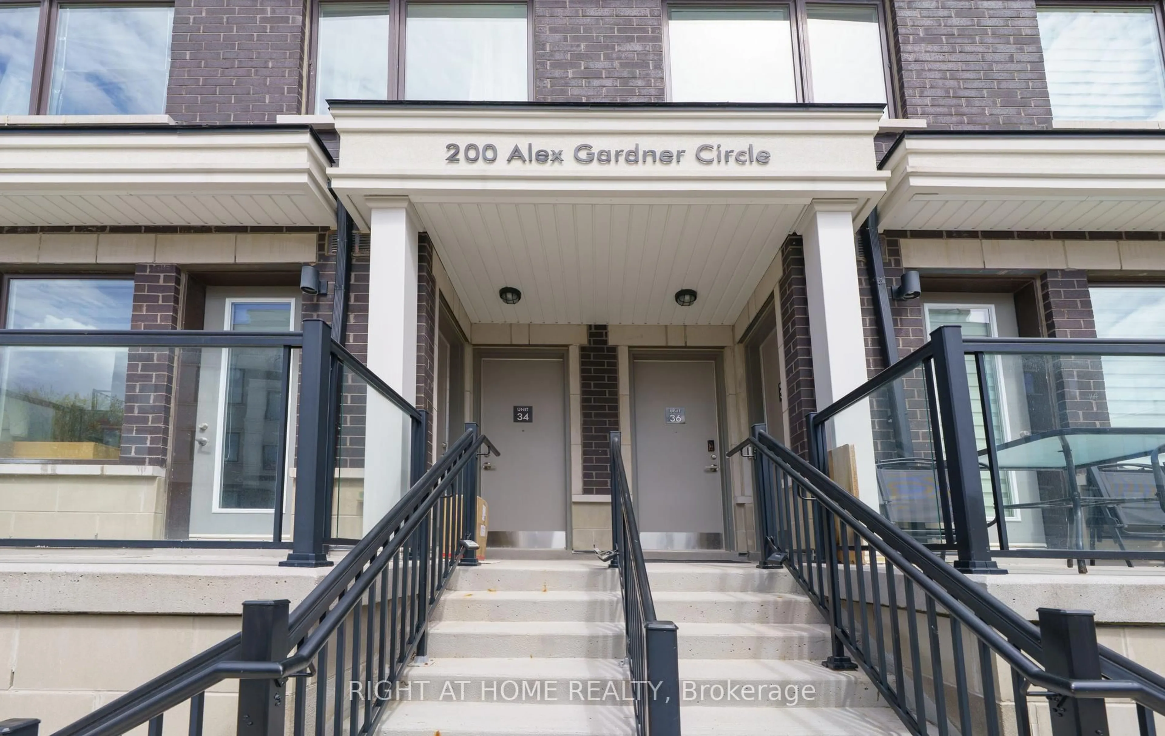 Indoor foyer for 200 Alex Gardner Circ #34, Aurora Ontario L4G 3G5
