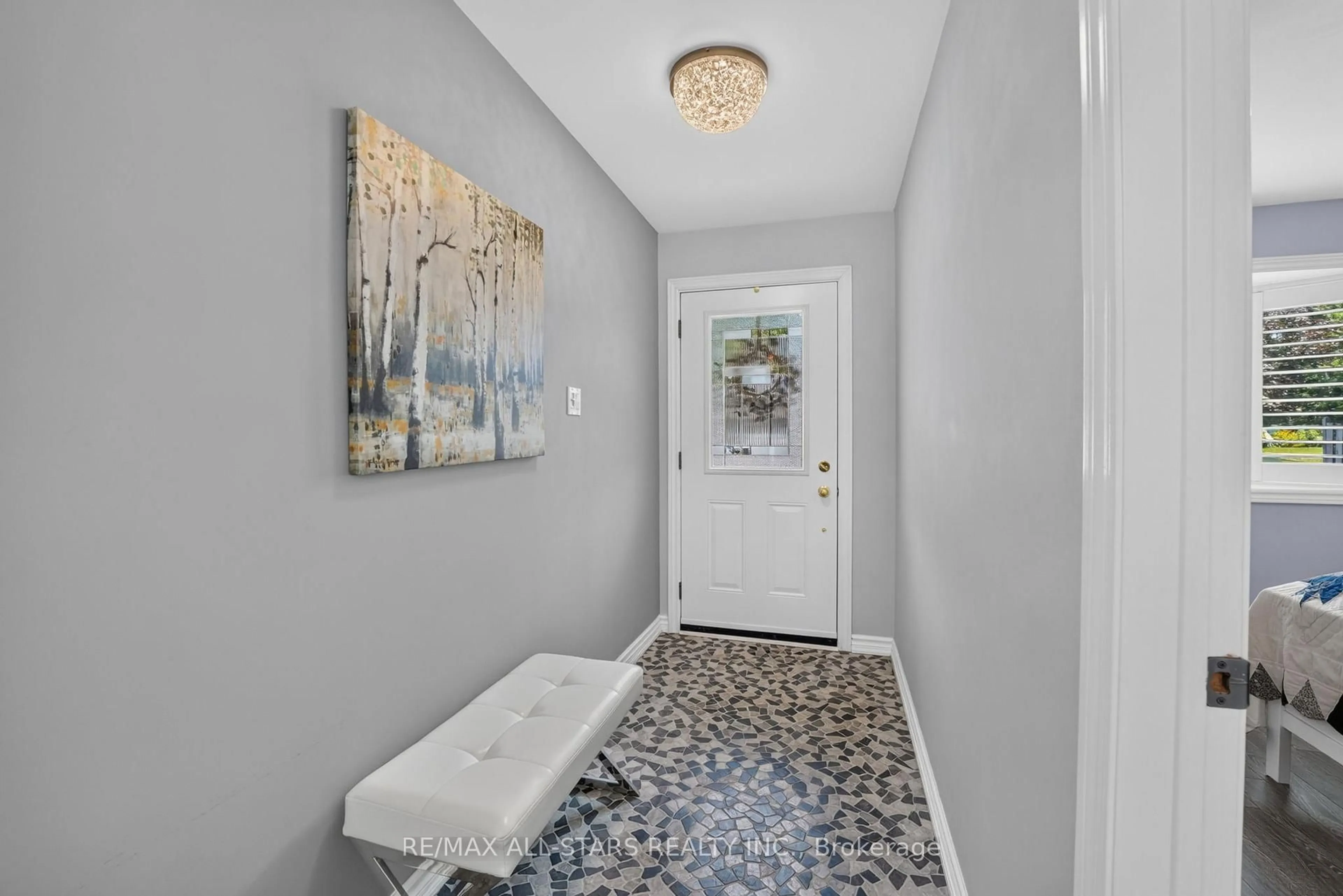 Indoor entryway for 194 Cedar Beach Rd #38, Brock Ontario L0K 1A0