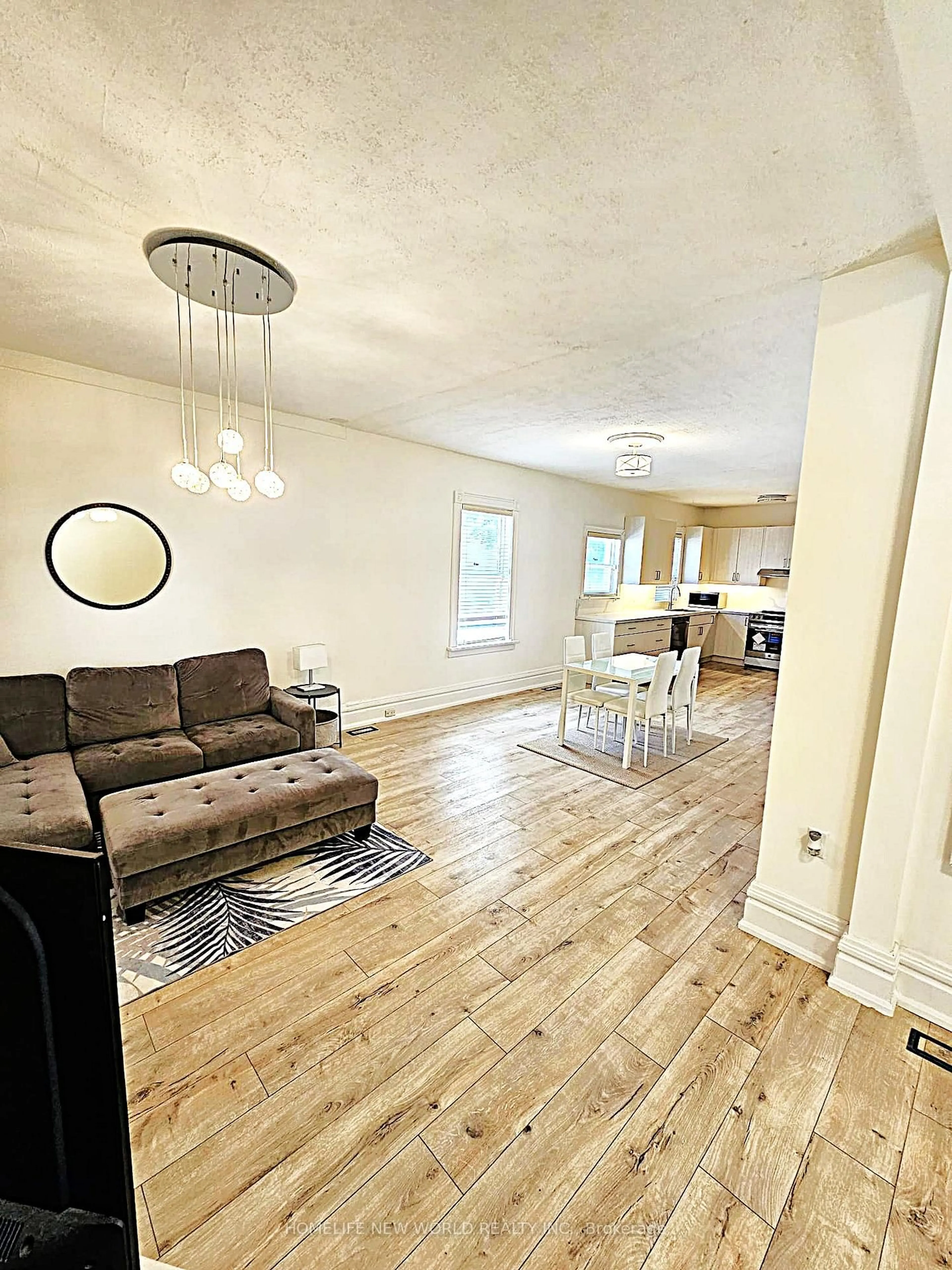 Living room with furniture, unknown for 184 Prospect St, Newmarket Ontario L3Y 3T6