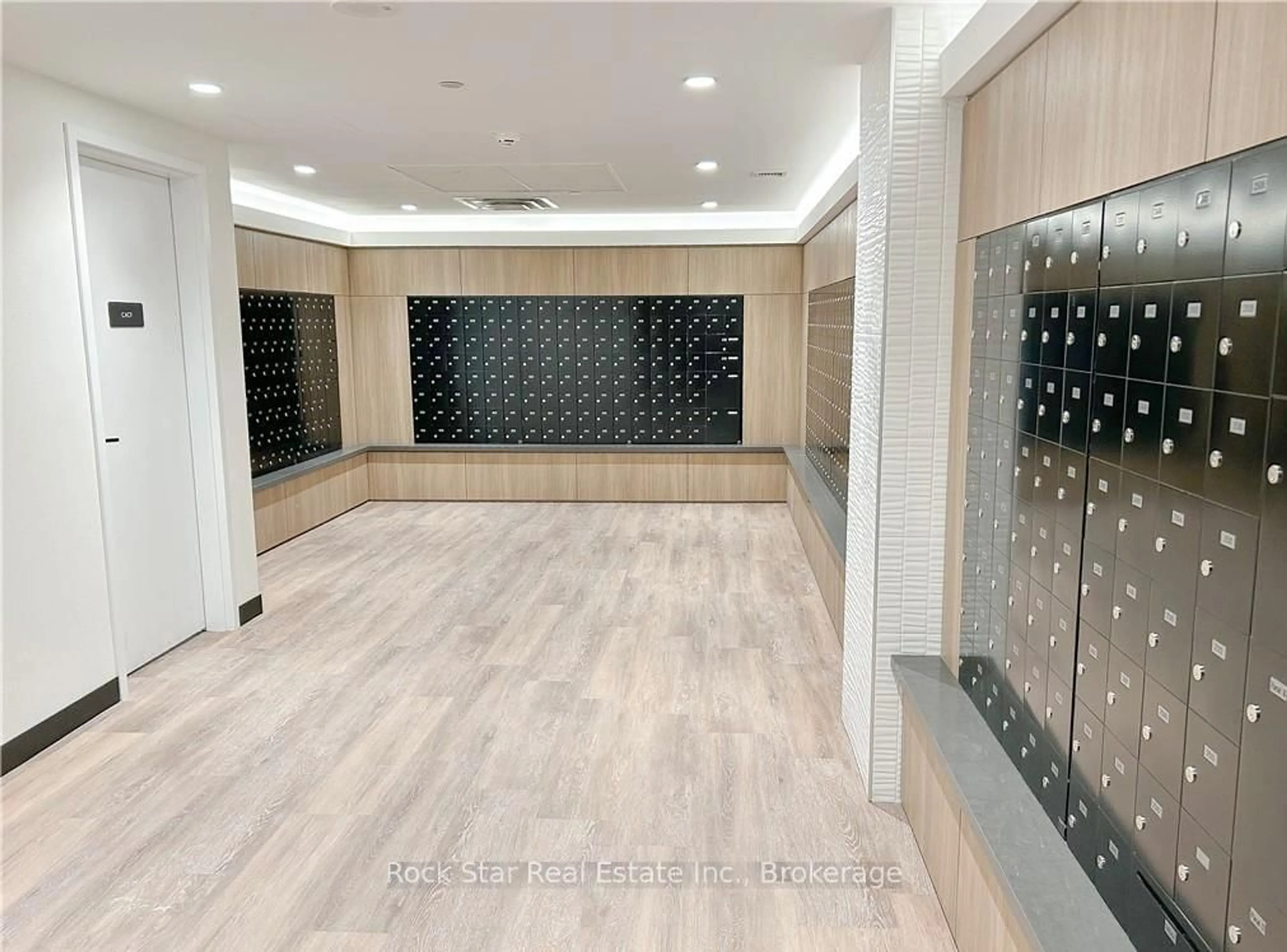 Indoor foyer for 7950 Bathurst St #629, Vaughan Ontario L4J 0L4
