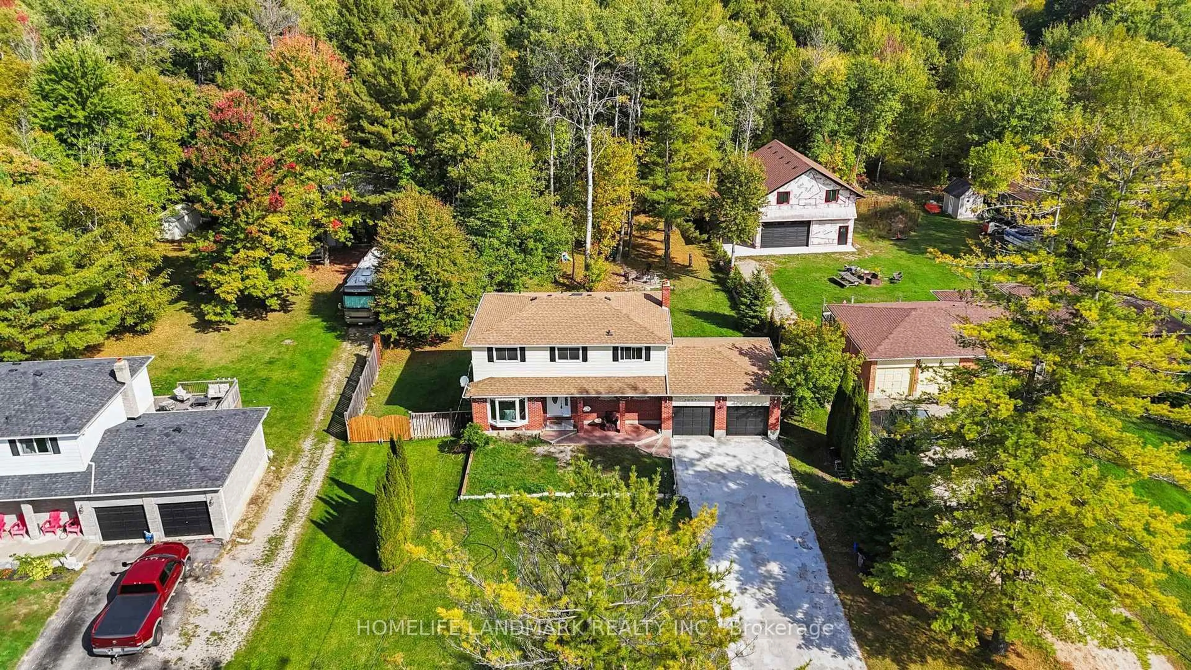 A pic from outside/outdoor area/front of a property/back of a property/a pic from drone, street for 20573 Yonge St, East Gwillimbury Ontario L3Y 4V8