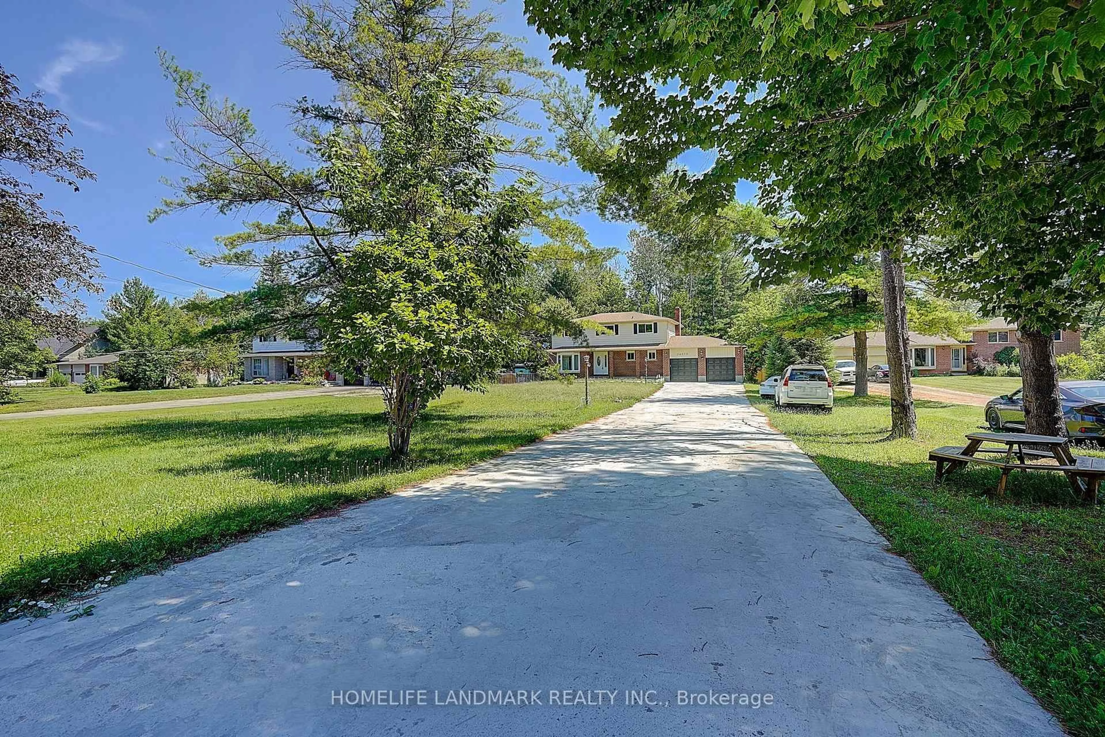 A pic from outside/outdoor area/front of a property/back of a property/a pic from drone, water/lake/river/ocean view for 20573 Yonge St, East Gwillimbury Ontario L3Y 4V8