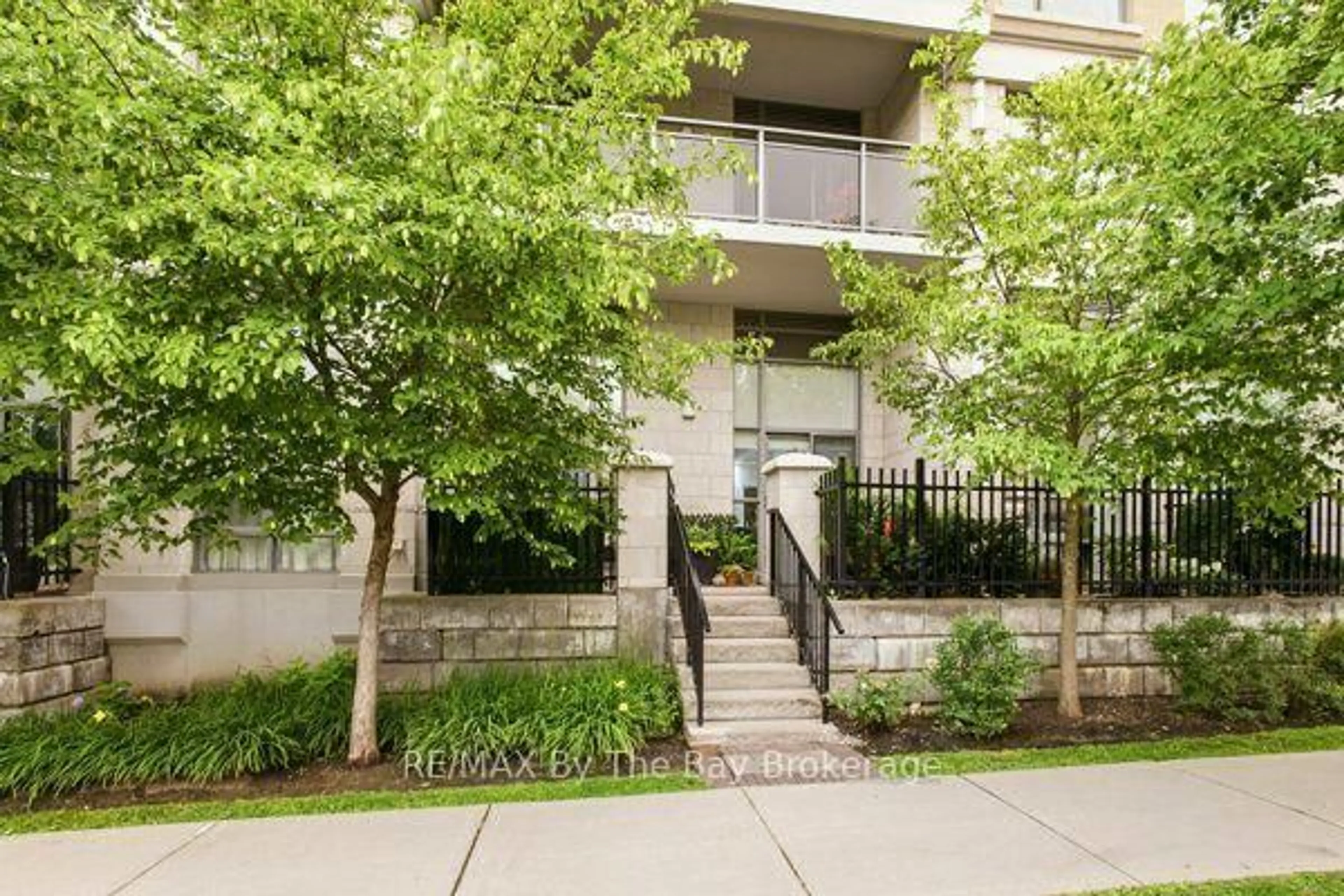 Patio, street for 111 Civic Square Gate #112, Aurora Ontario L4G 7E3