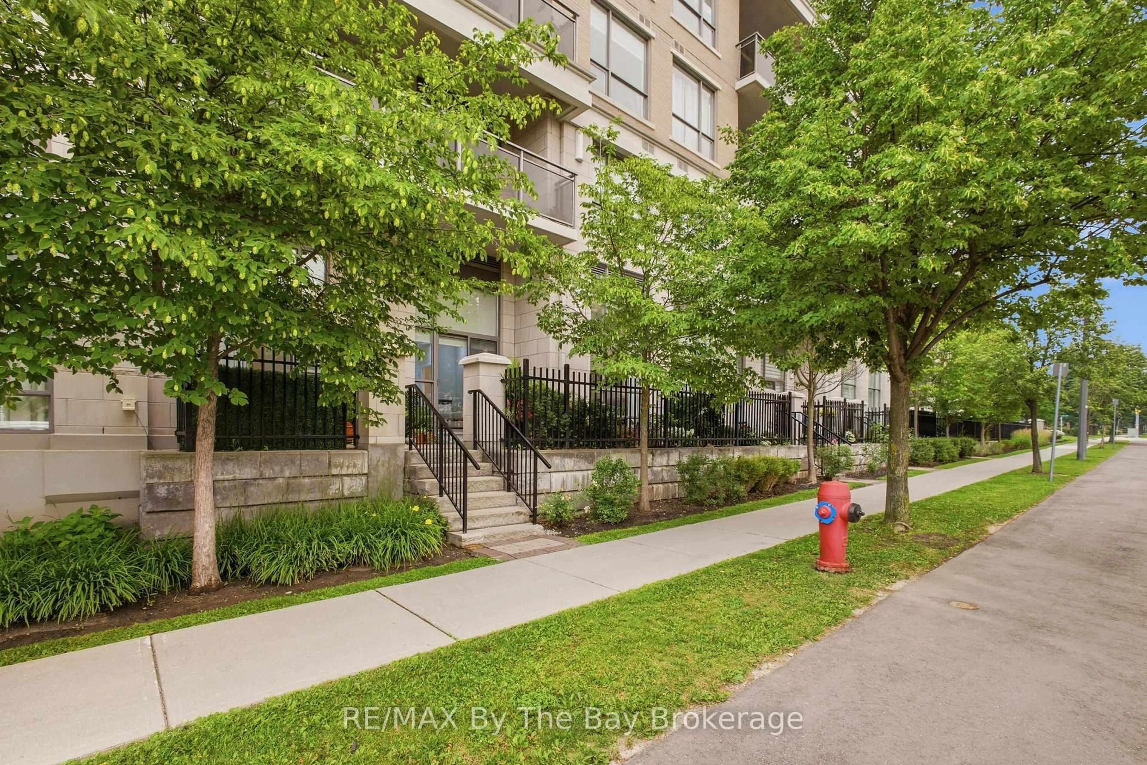 Patio, street for 111 Civic Square Gate #112, Aurora Ontario L4G 7E3