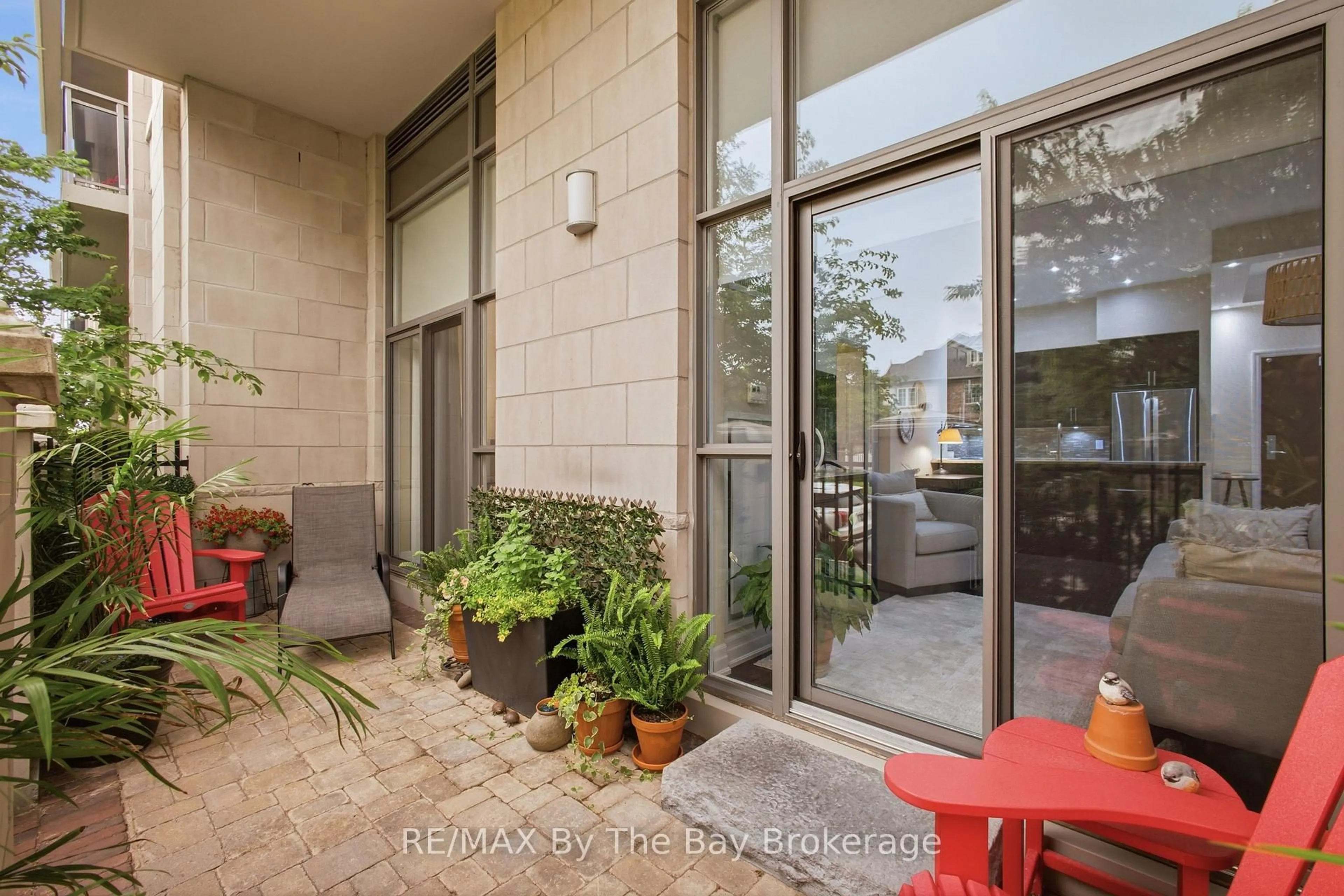 Patio, street for 111 Civic Square Gate #112, Aurora Ontario L4G 7E3