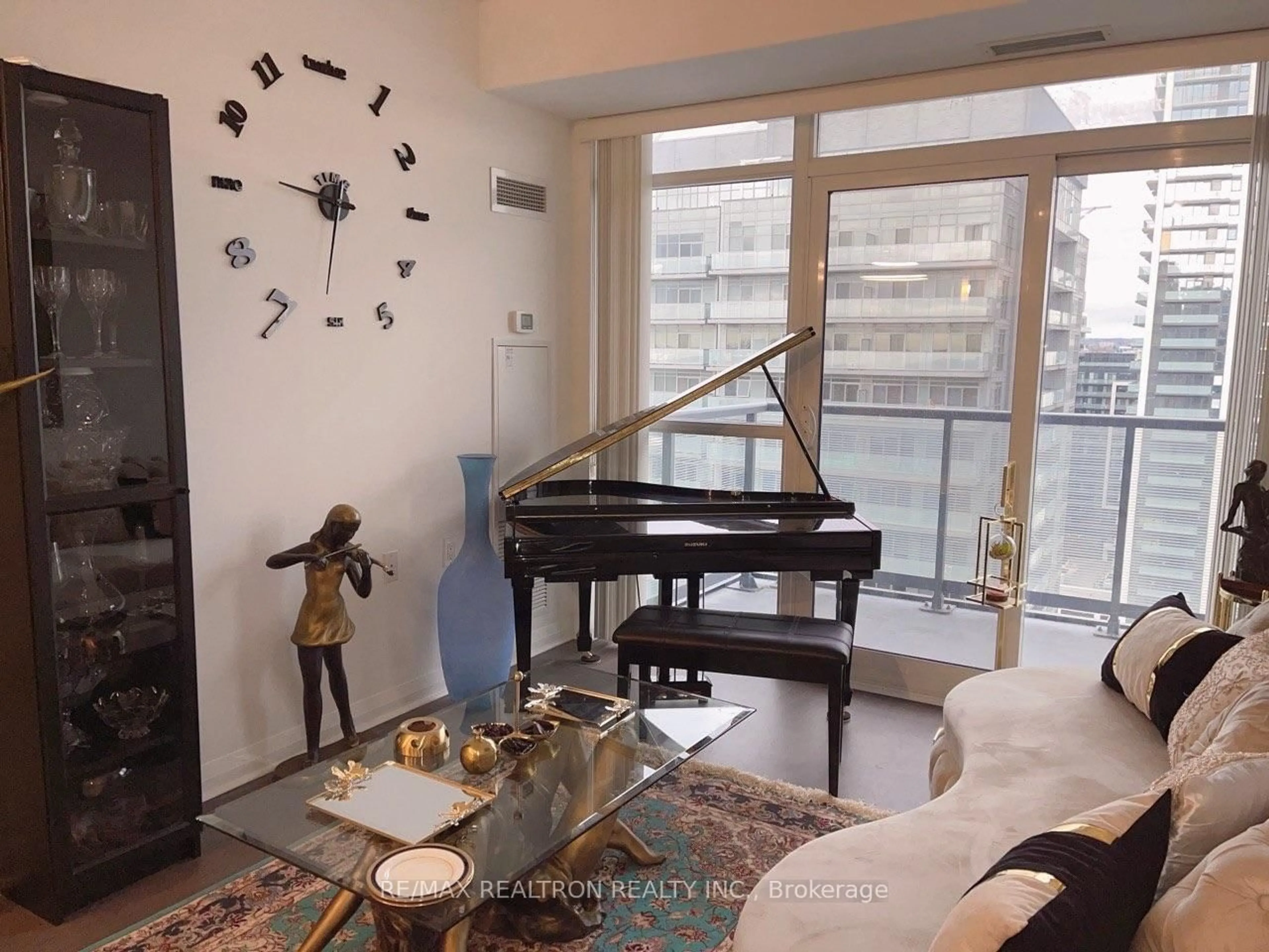 Living room with furniture, unknown for 55 Oneida Cres #1909, Richmond Hill Ontario L4B 0E8