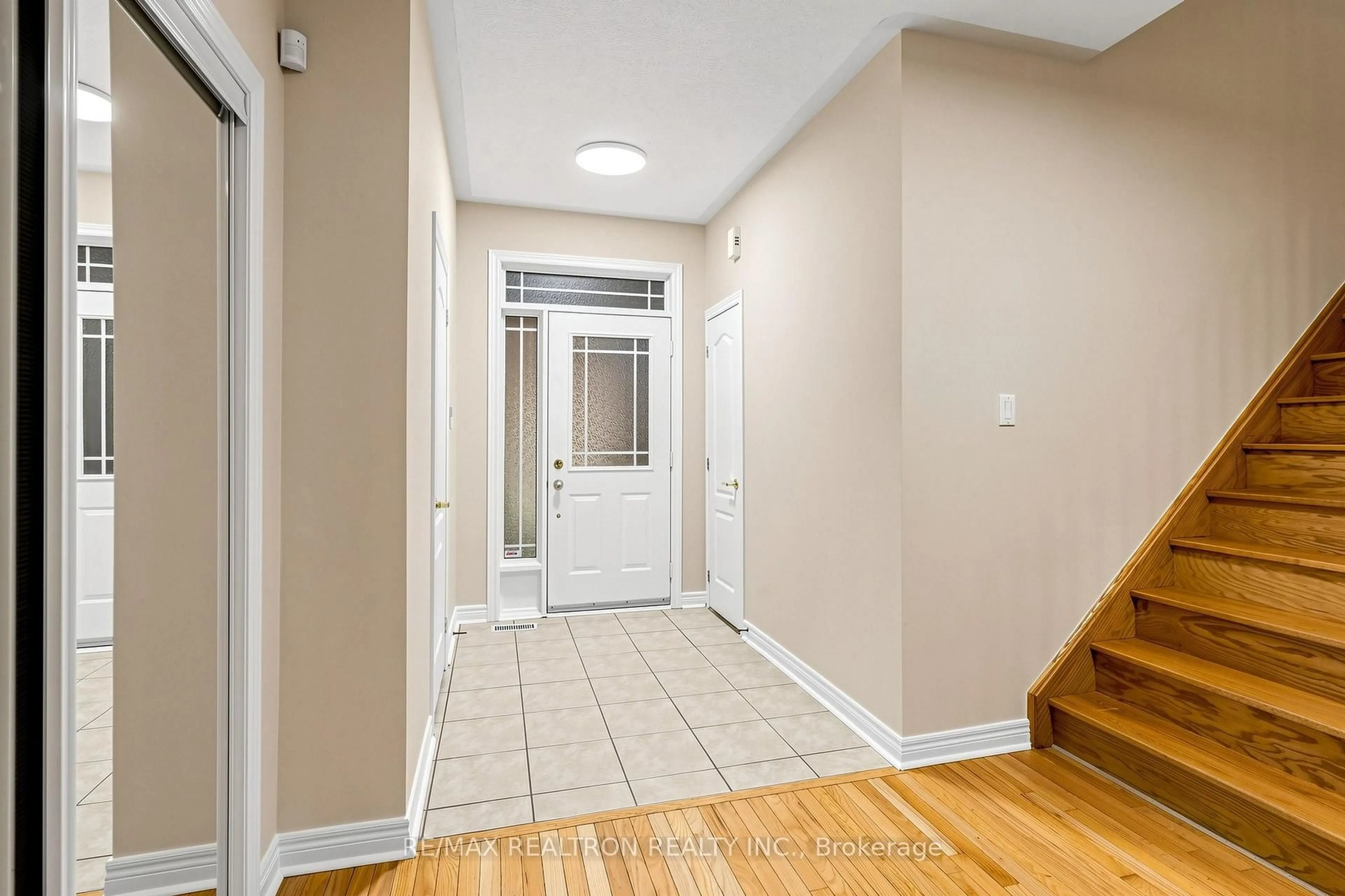 Indoor entryway for 142 Mistywood Cres, Vaughan Ontario L4J 9K3