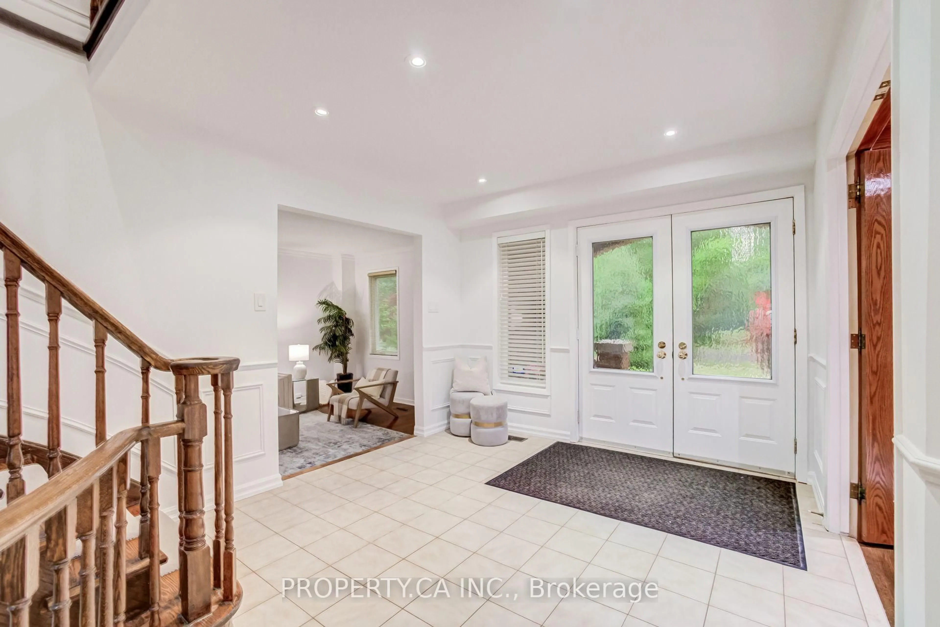 Indoor entryway for 143 Cambridge Cres, Richmond Hill Ontario L4C 6G1