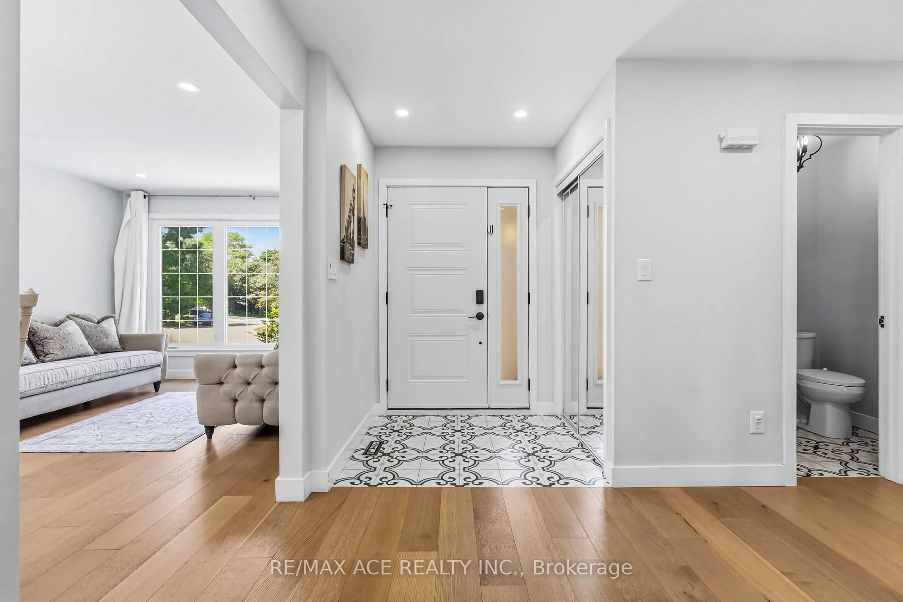 Indoor entryway for 19 Barker Crt, Markham Ontario L3P 3X9