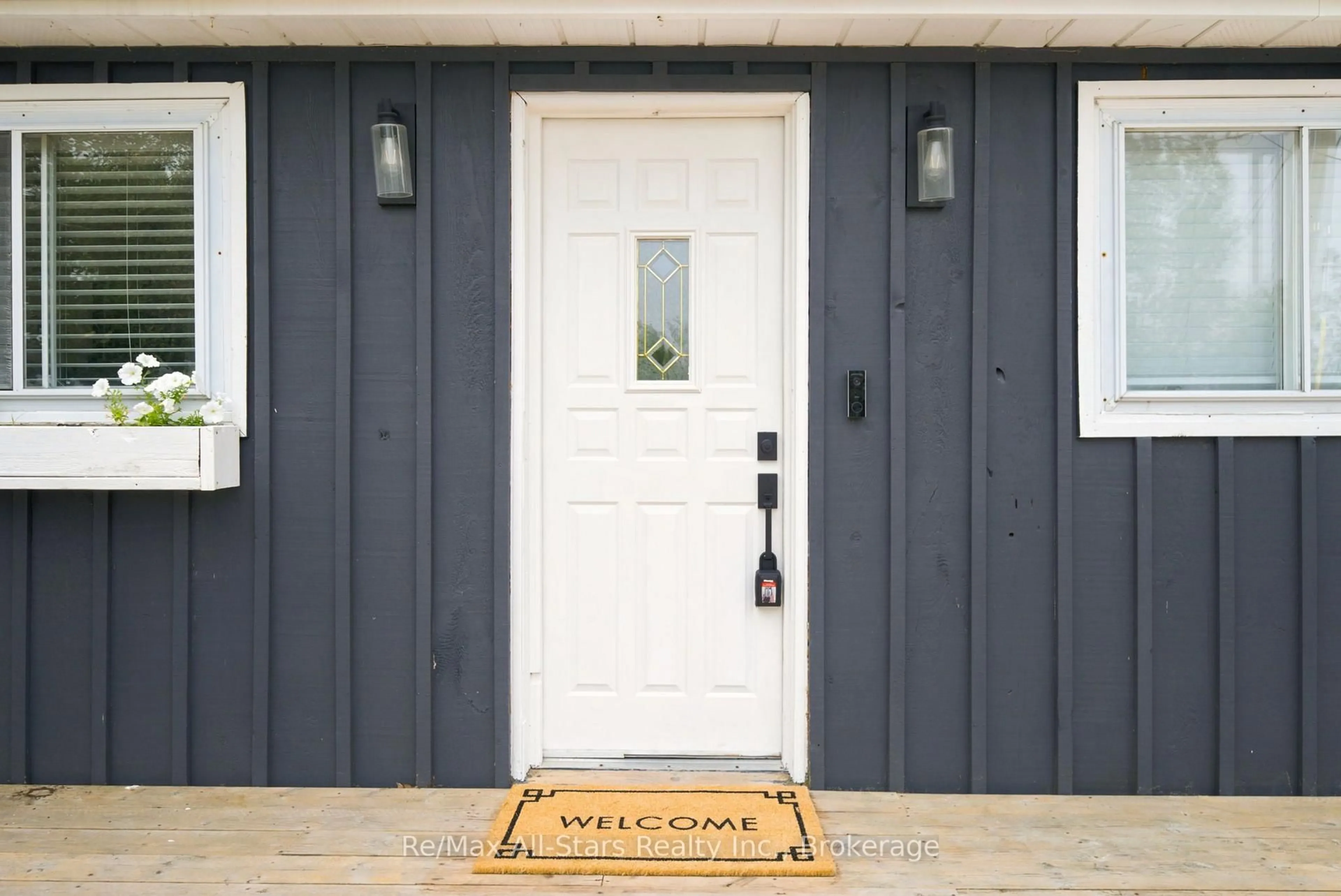 Indoor entryway for 5987 Lakeshore Rd, Whitchurch-Stouffville Ontario L4A 7X3