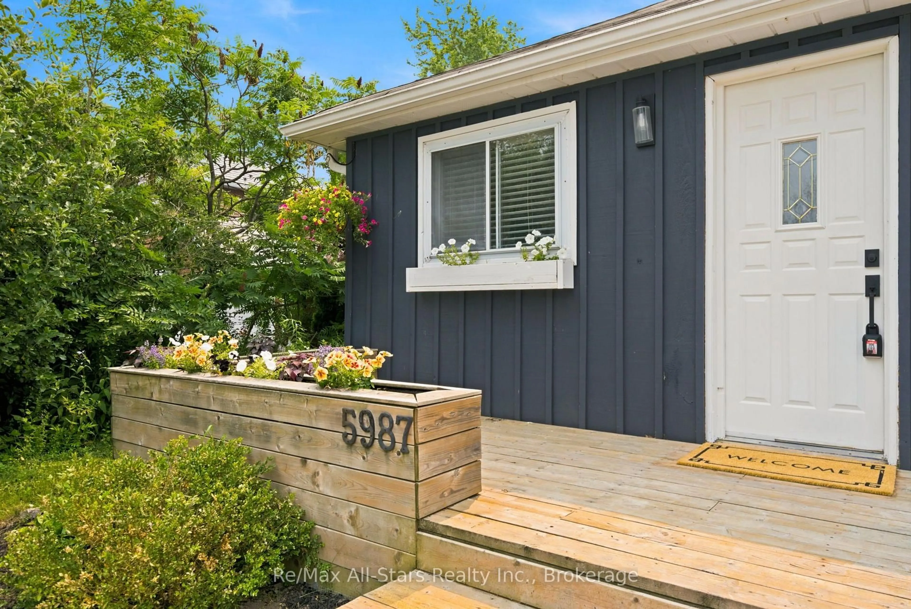 Home with vinyl exterior material, street for 5987 Lakeshore Rd, Whitchurch-Stouffville Ontario L4A 7X3