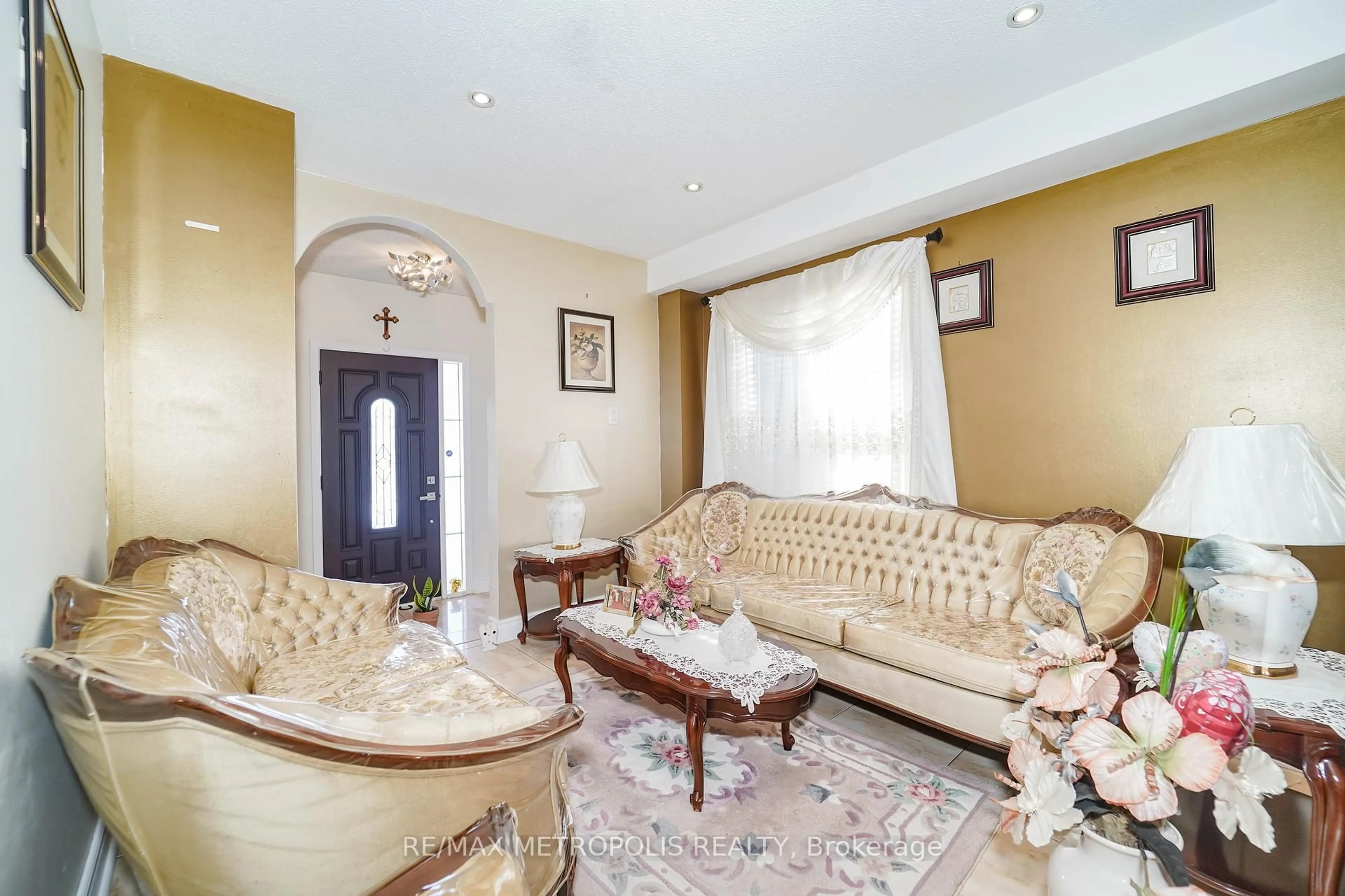 Living room with furniture, unknown for 63 Echo Ridge Cres, Vaughan Ontario L4H 2K1