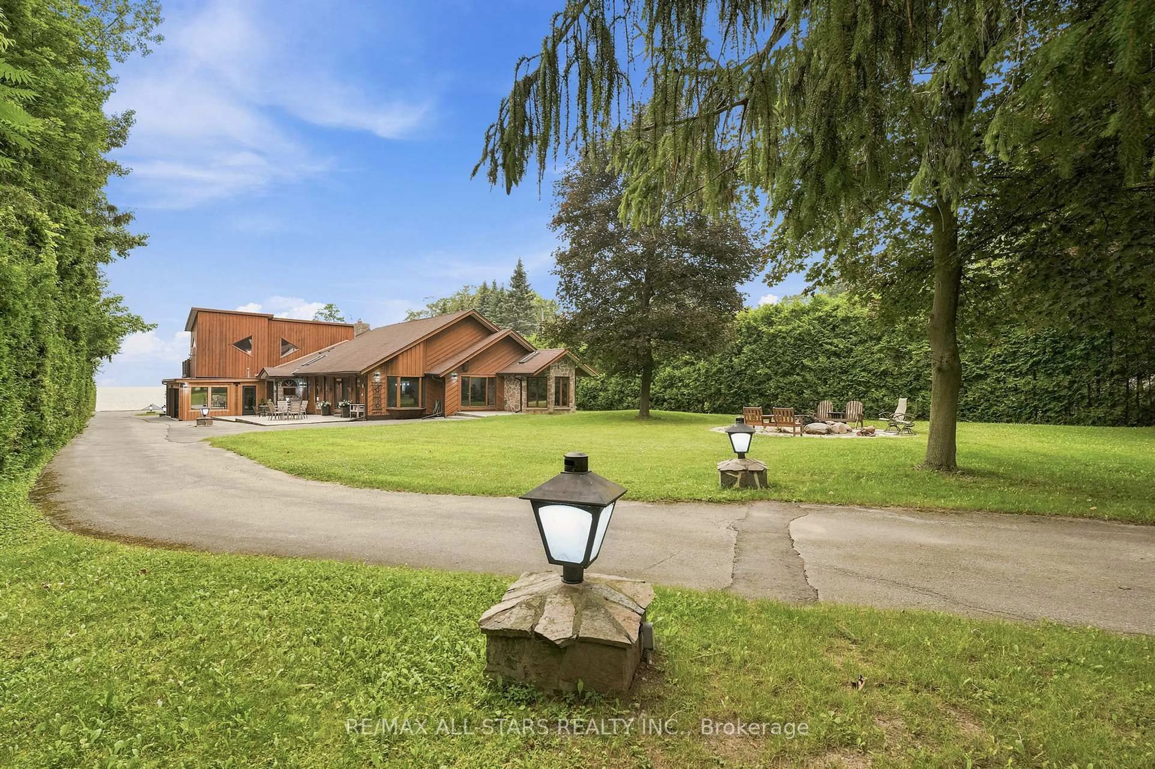A pic from outside/outdoor area/front of a property/back of a property/a pic from drone, unknown for 664 Lake Dr, Georgina Ontario L0E 1P0