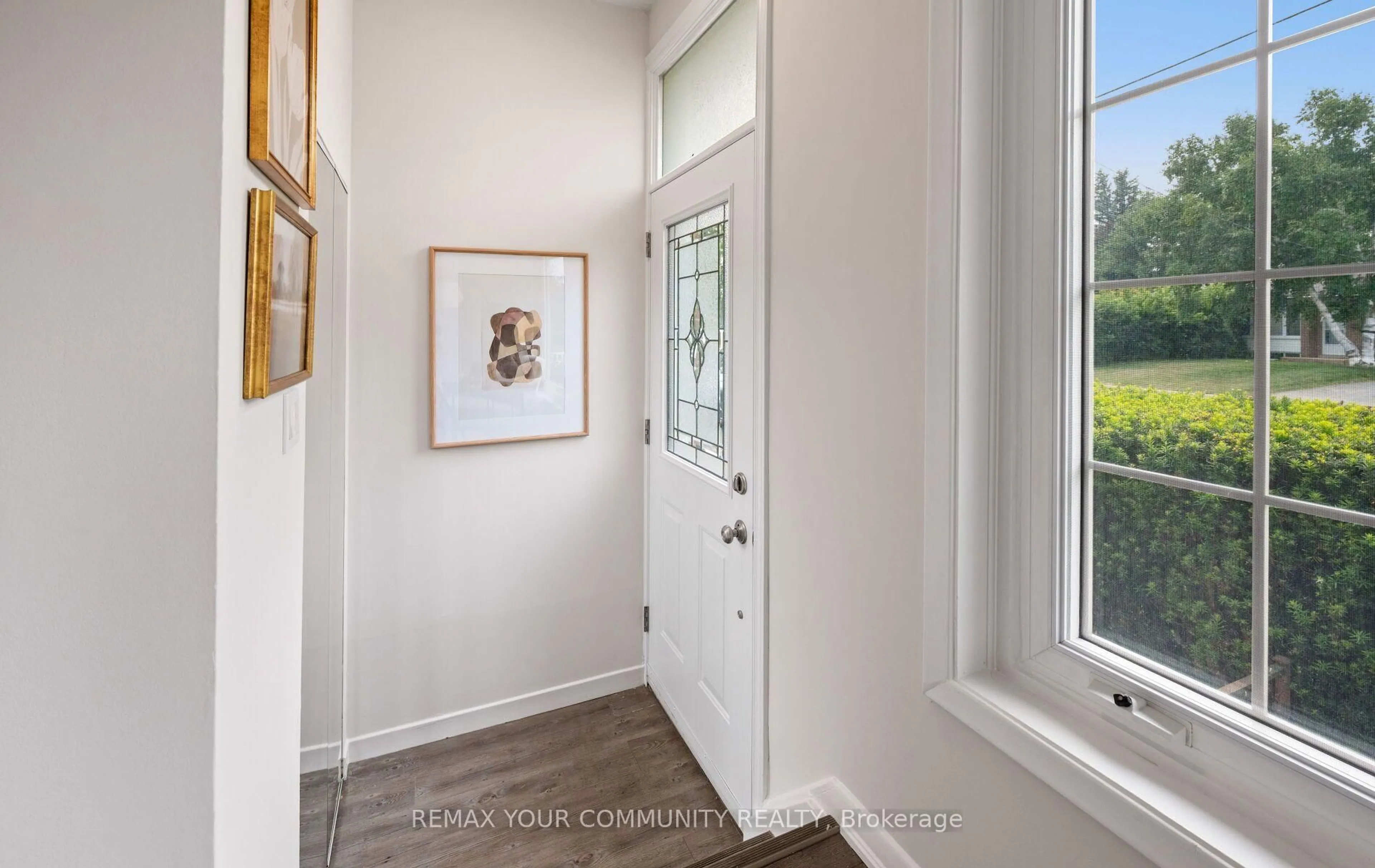 Indoor entryway for 23 Richardson Dr, Aurora Ontario L4G 1Z2