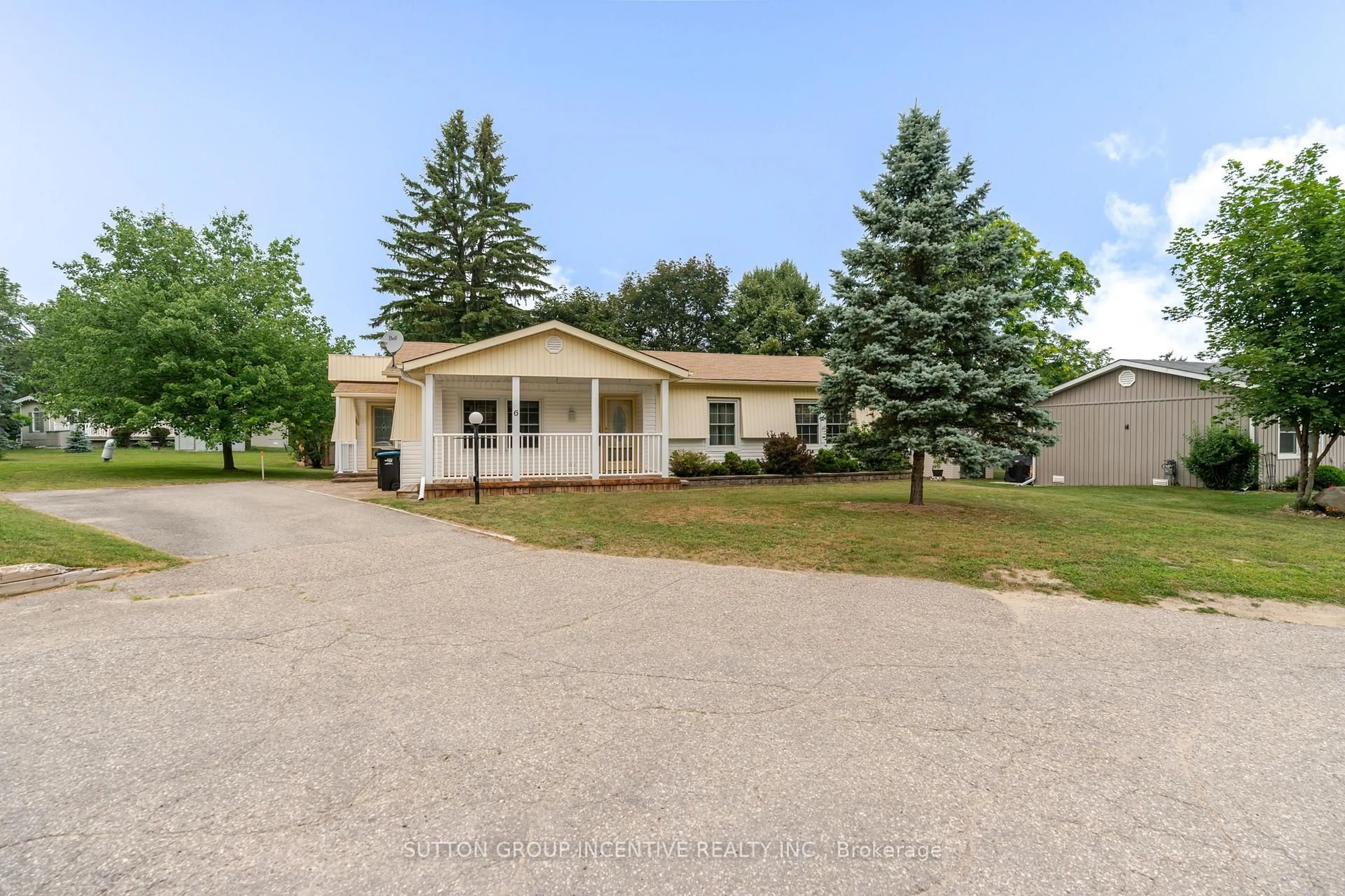A pic from outside/outdoor area/front of a property/back of a property/a pic from drone, street for 6 Willow Landing, Innisfil Ontario L9S 1M7
