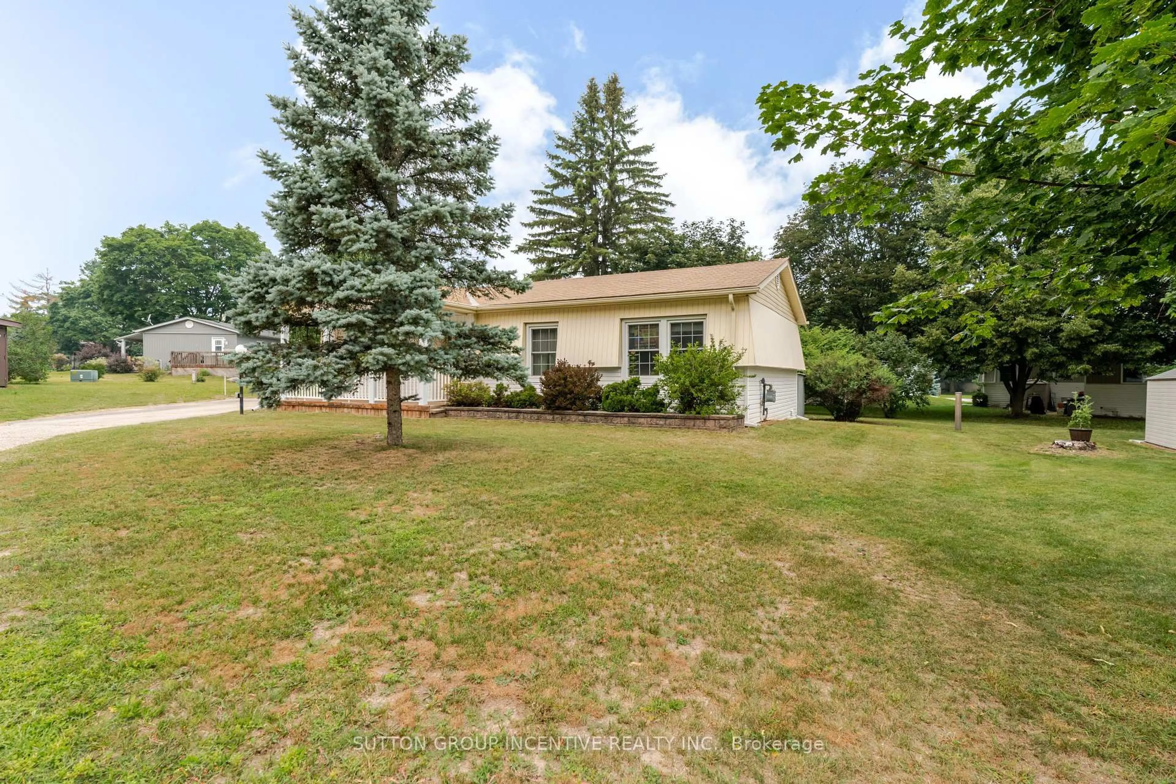 A pic from outside/outdoor area/front of a property/back of a property/a pic from drone, unknown for 6 Willow Landing, Innisfil Ontario L9S 1M7