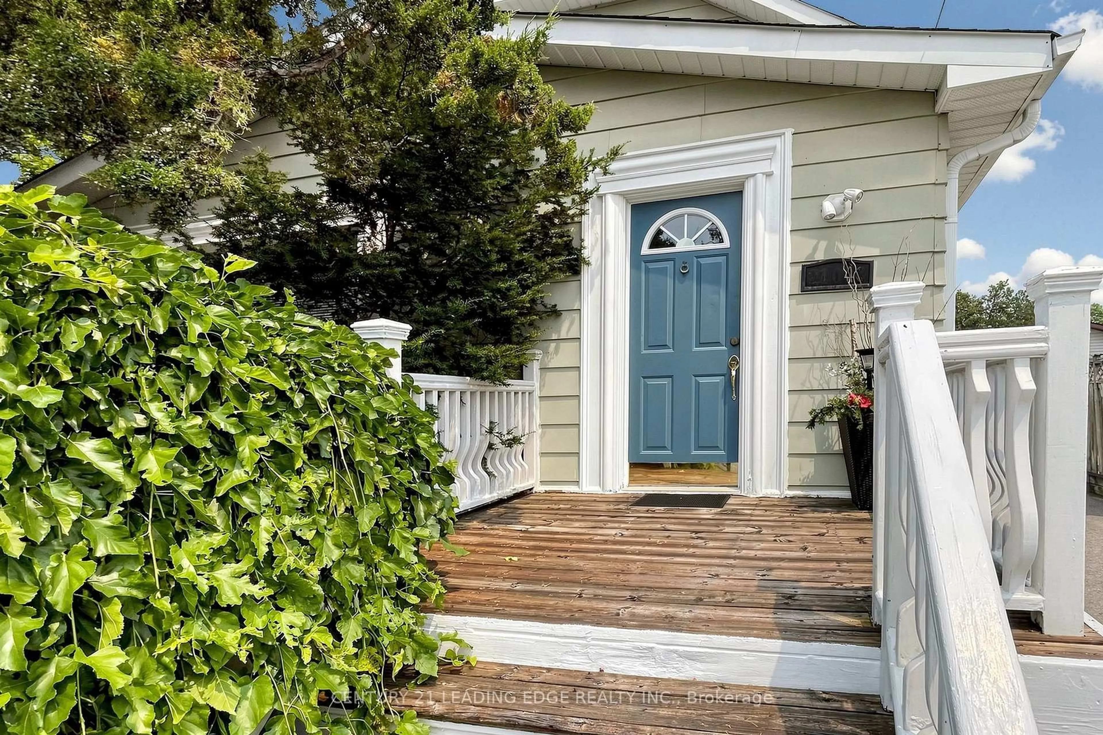 Indoor entryway for 21043 Dalton Rd, Georgina Ontario L0E 1L0