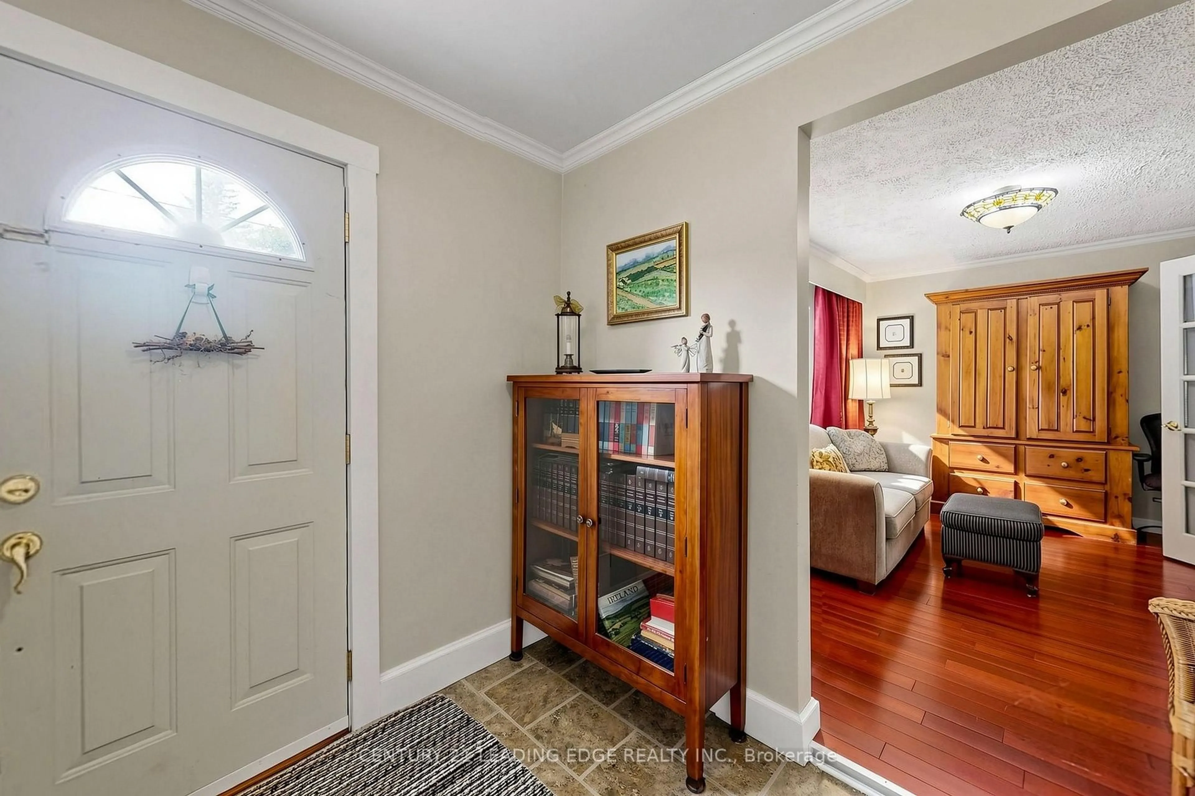Indoor entryway for 21043 Dalton Rd, Georgina Ontario L0E 1L0