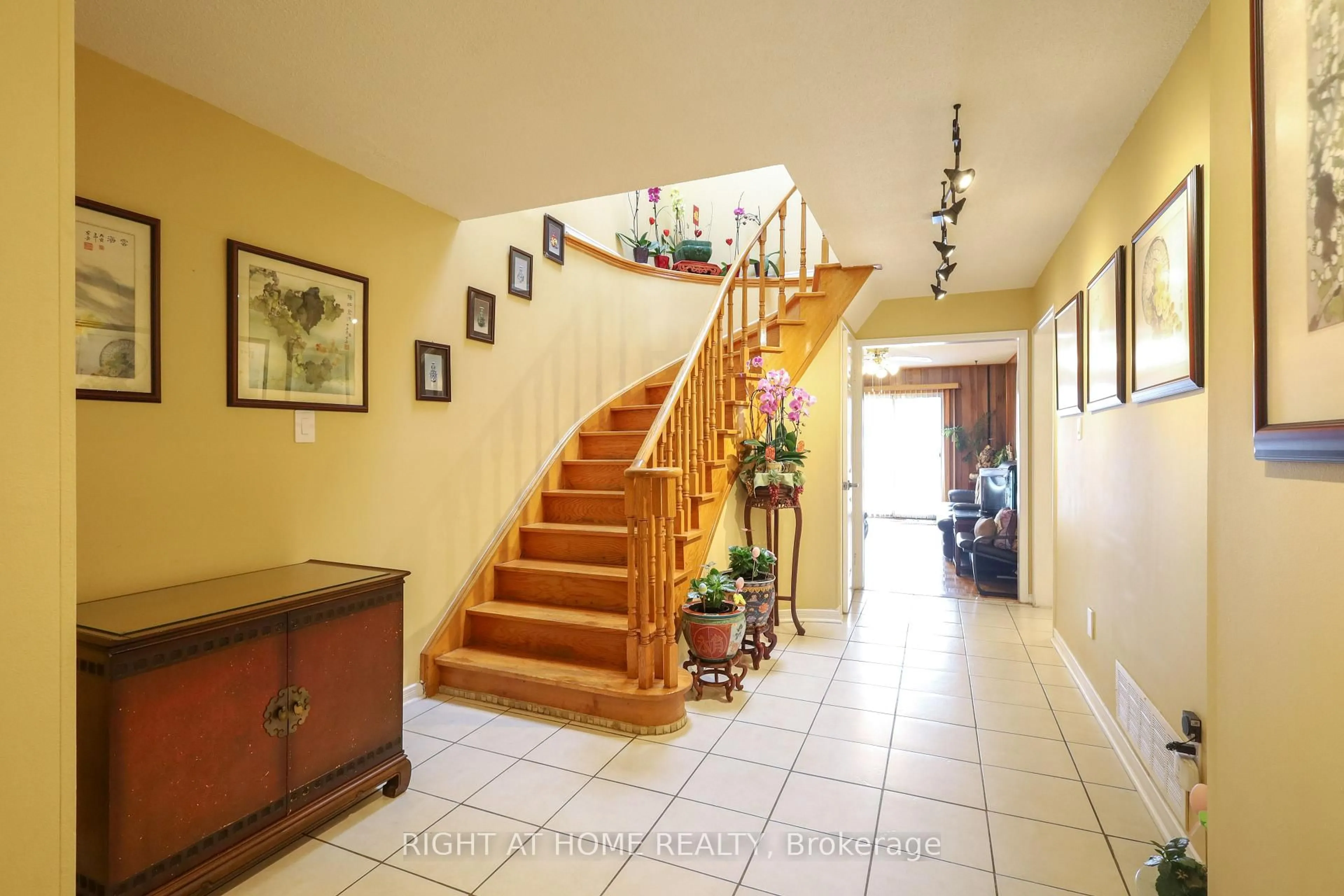 Indoor foyer for 31 Stargell Cres, Markham Ontario L3P 4J7