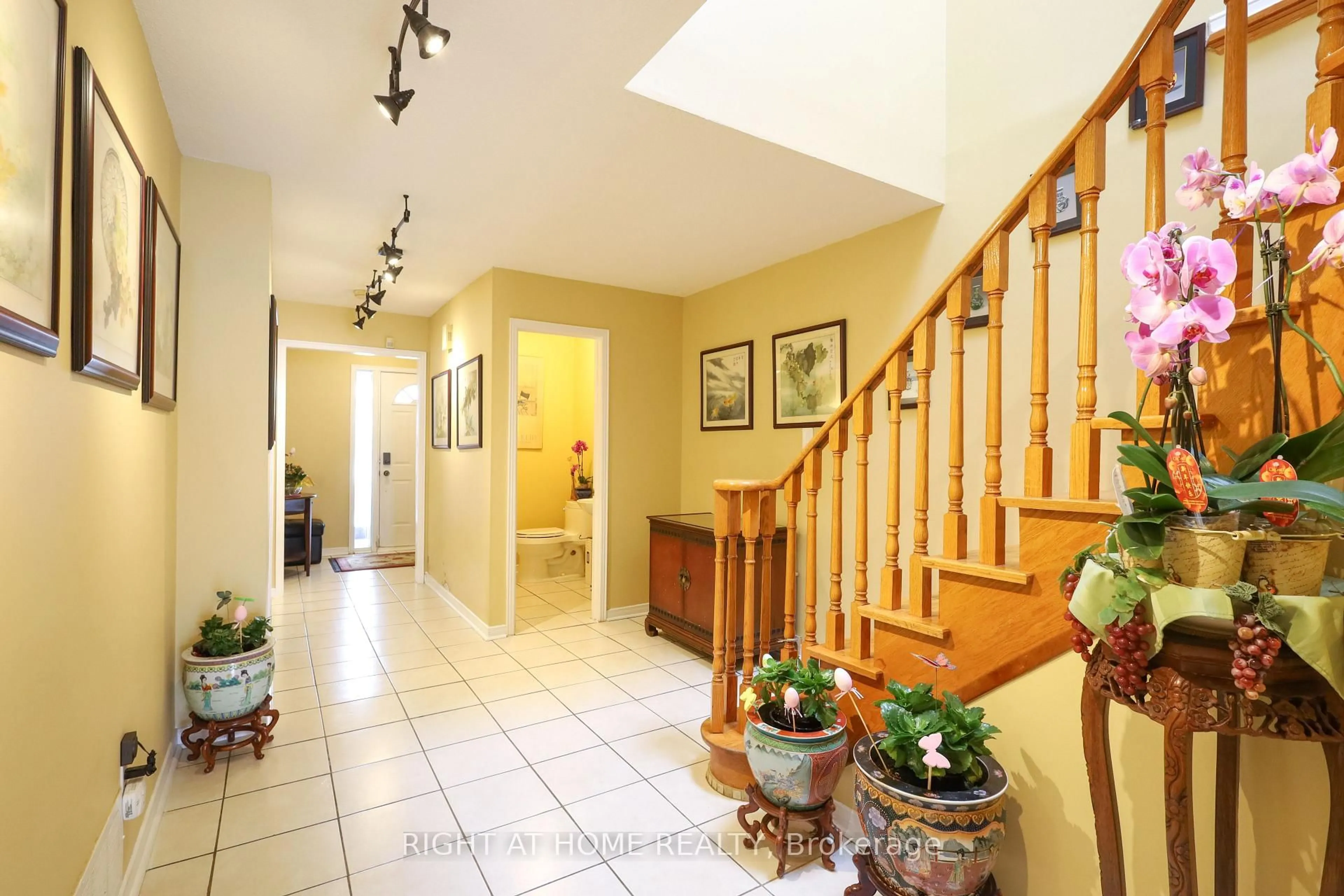 Indoor foyer for 31 Stargell Cres, Markham Ontario L3P 4J7