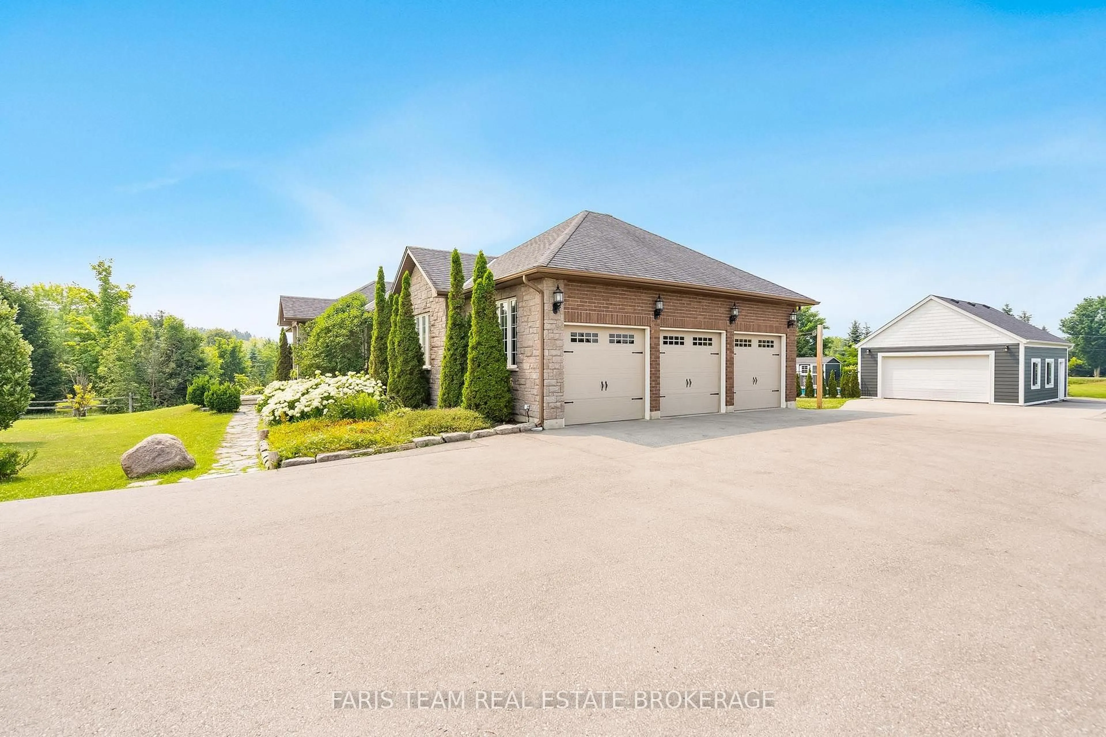 Indoor garage for 2 Harry Parker Pl, Adjala-Tosorontio Ontario L0M 1J0